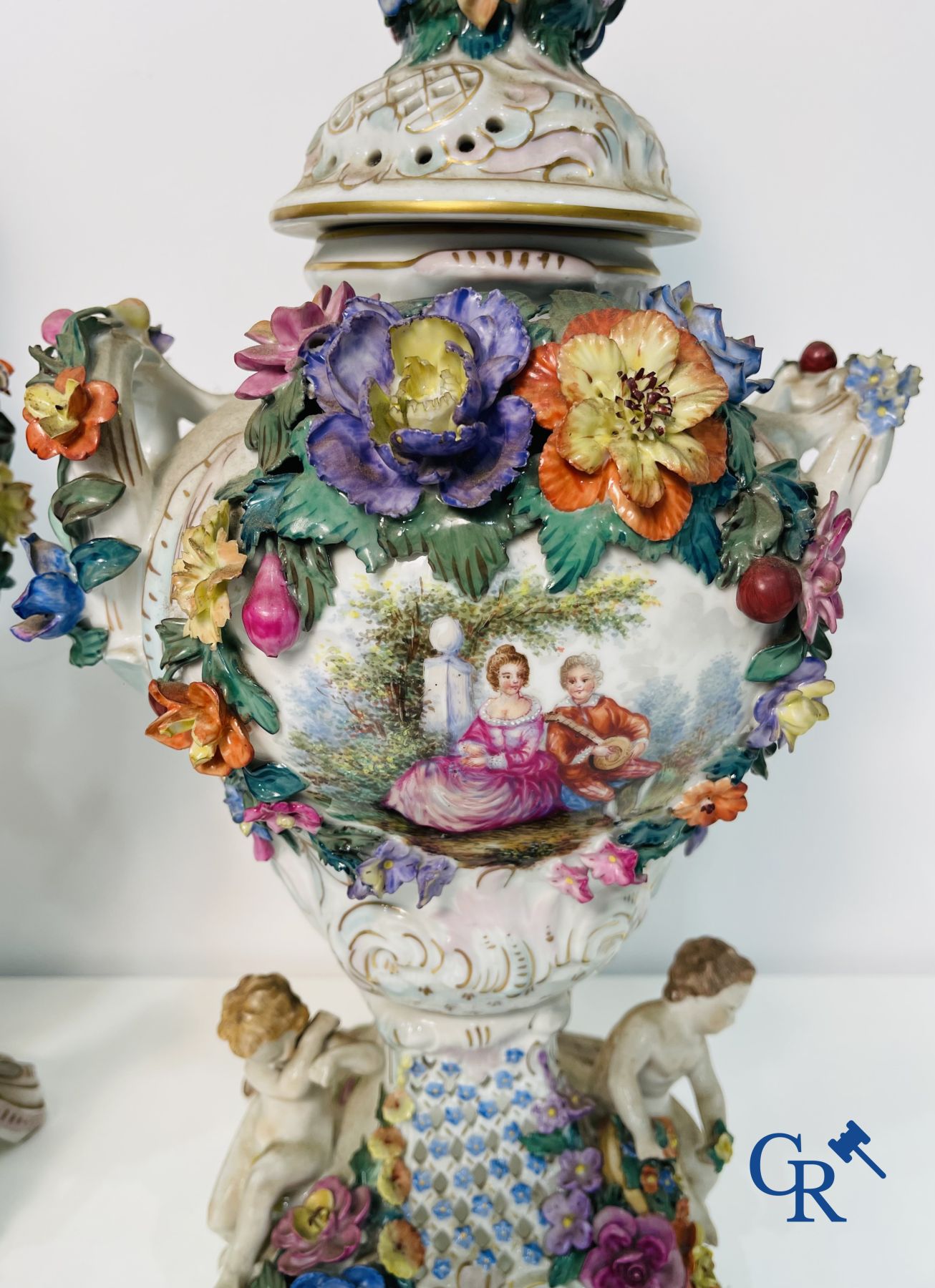 Dresde : Une paire de vases à couvercle en porcelaine ajourée.