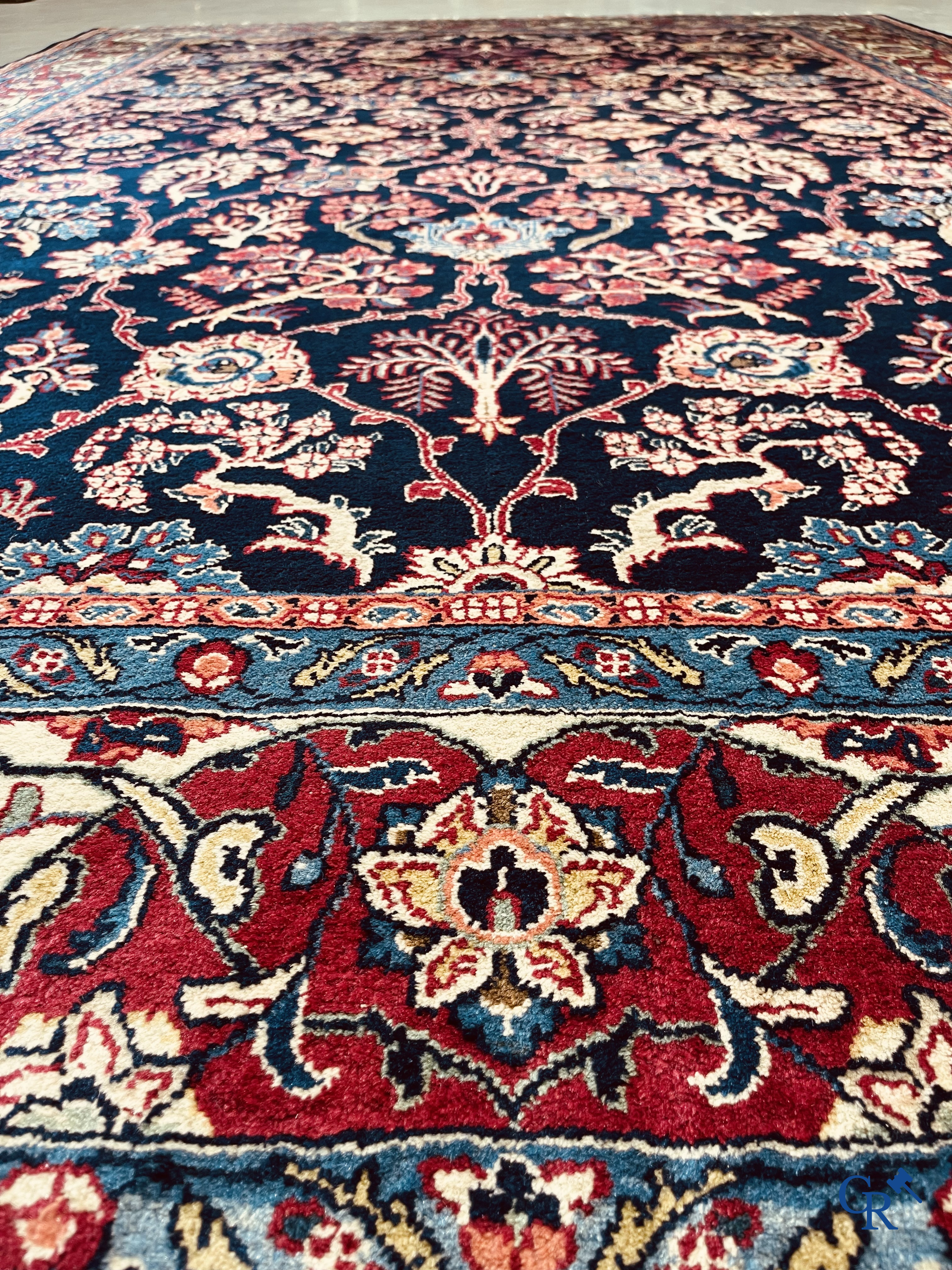 Tapis d'Orient. Iran. Grand tapis persan noué à la main avec un décor floral.