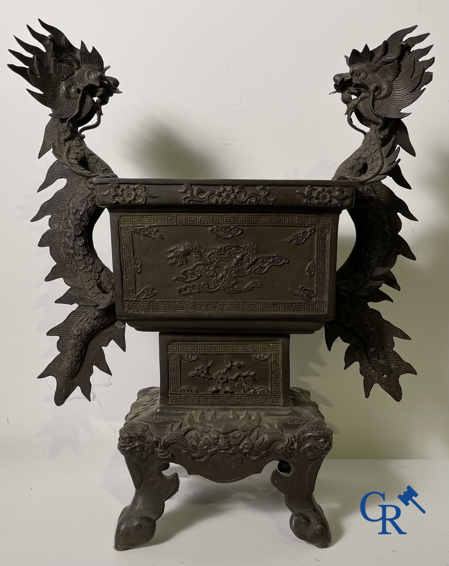 Art Asiatique: Une grande jardinerie chinoise en bronze.