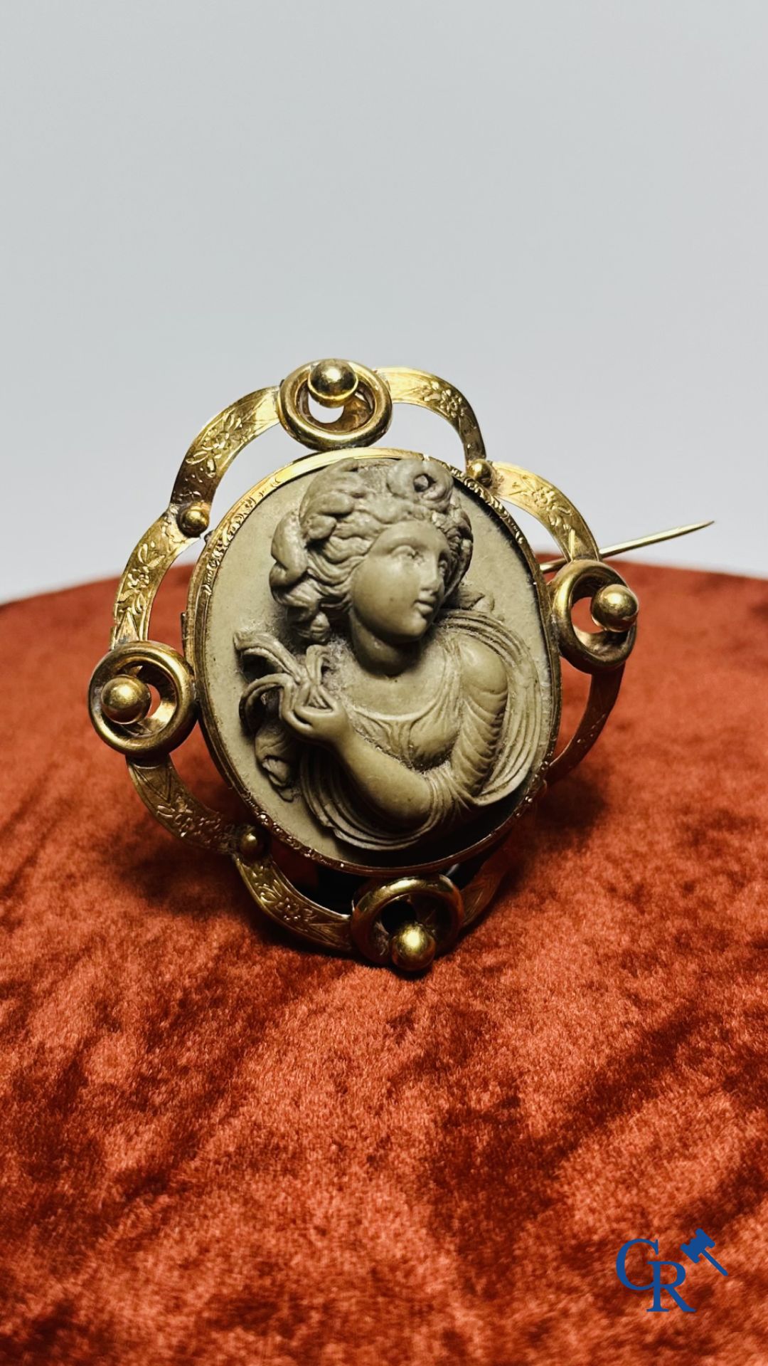 Jewellery: Large gold brooch 18K (750°/00) with a representation of a goddess. (good condition - marked)