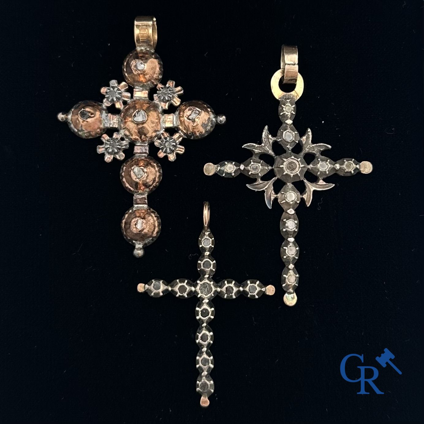 Bijoux: Lot de 3 croix flamandes en or et argent.