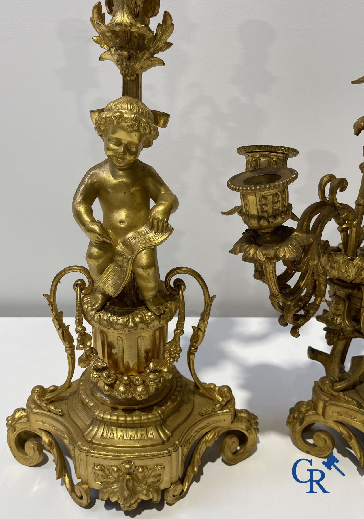 3-delige bronzen schouwgarnituur in LVI-stijl met putti. Jules Petit à Paris. Napoleon III-periode.