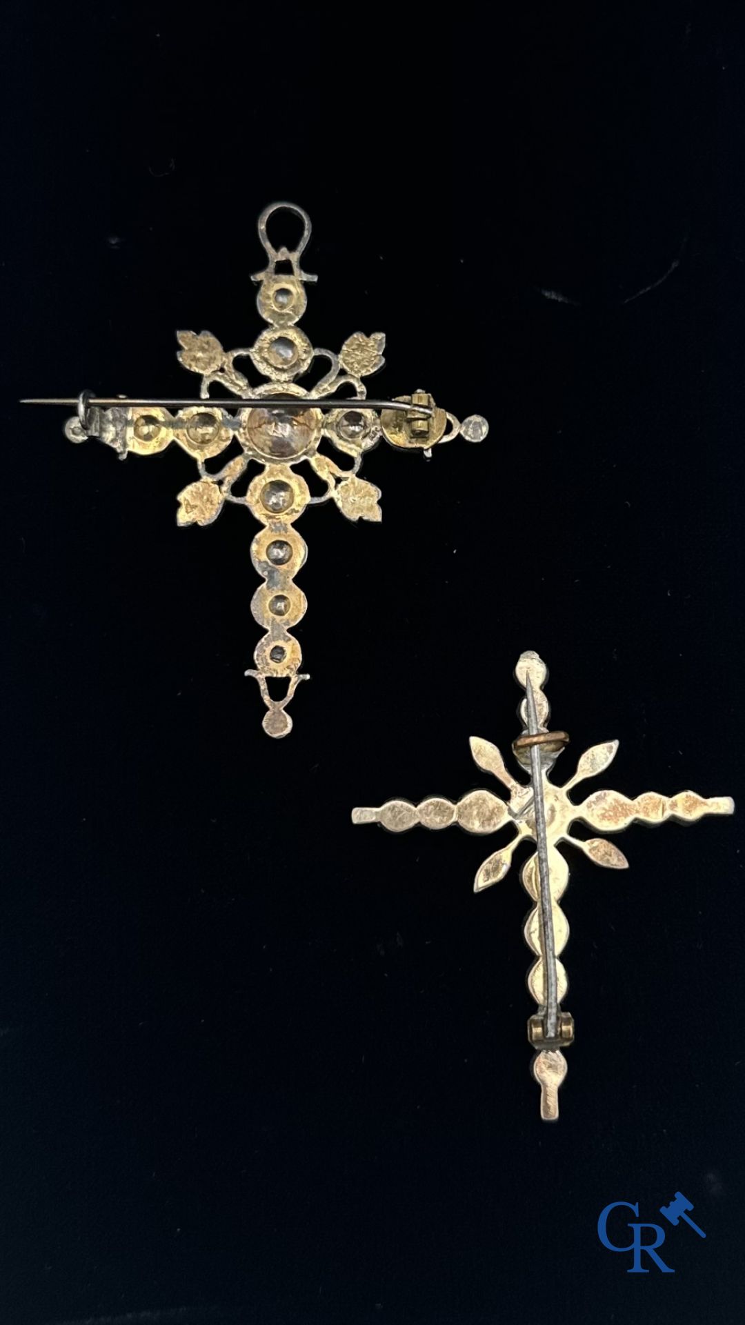 Bijoux: Lot de 2 croix flamandes en argent et diamants.