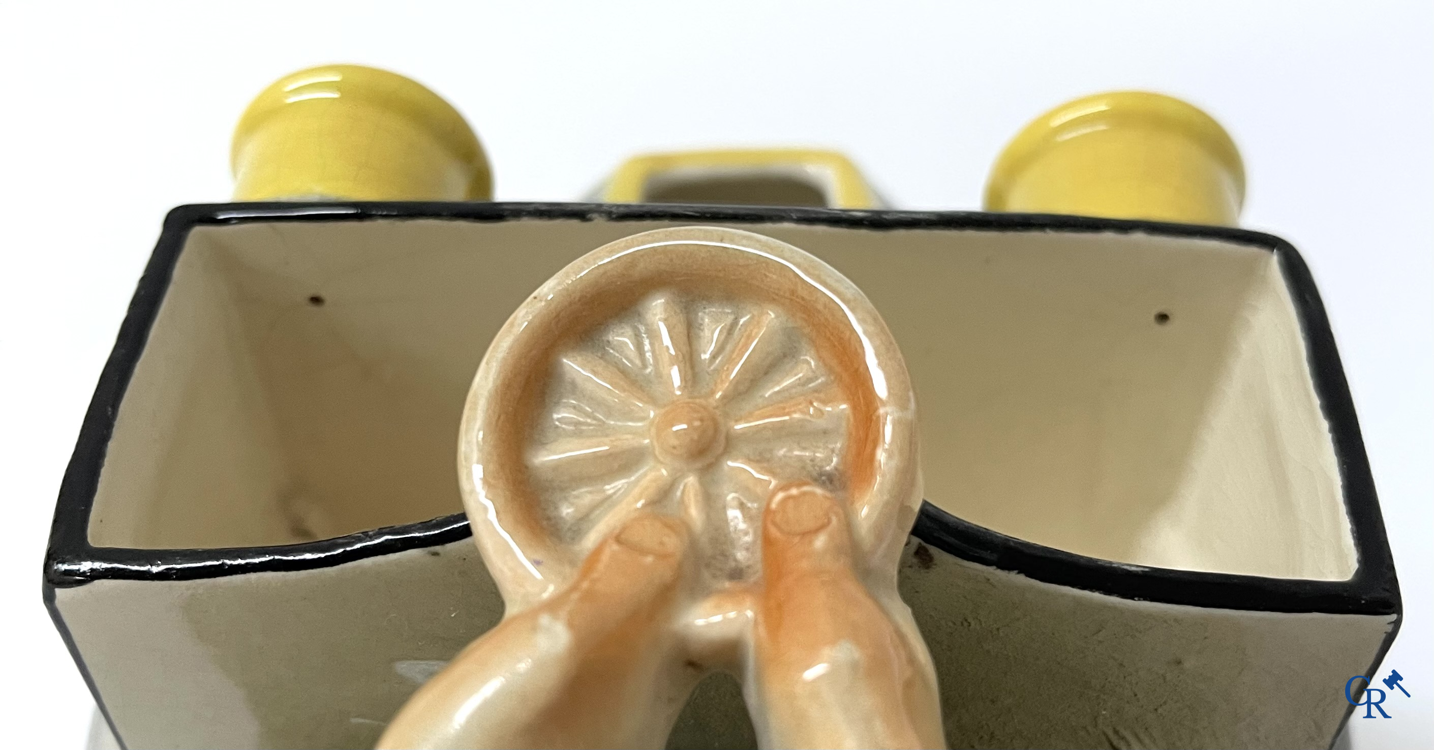 Faïencerie Fives Lille. L'Automobiliste, een grote tabakspot in de vorm van een automobilist. Circa 1910.