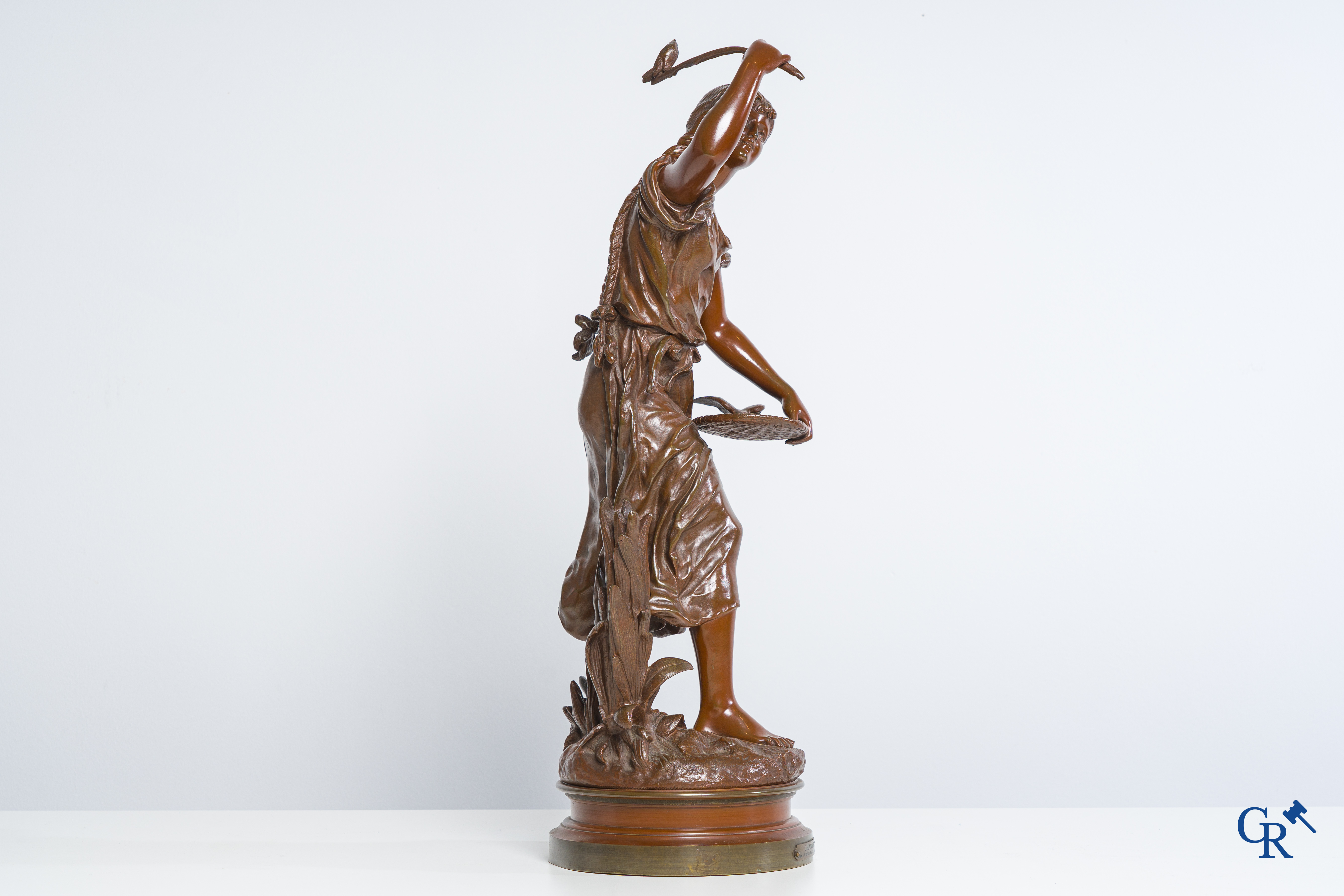 Hippolyte Moreau (1832-1927) "Charmeuse", Bronzen beeld met bruine patine op een draaisokkel.