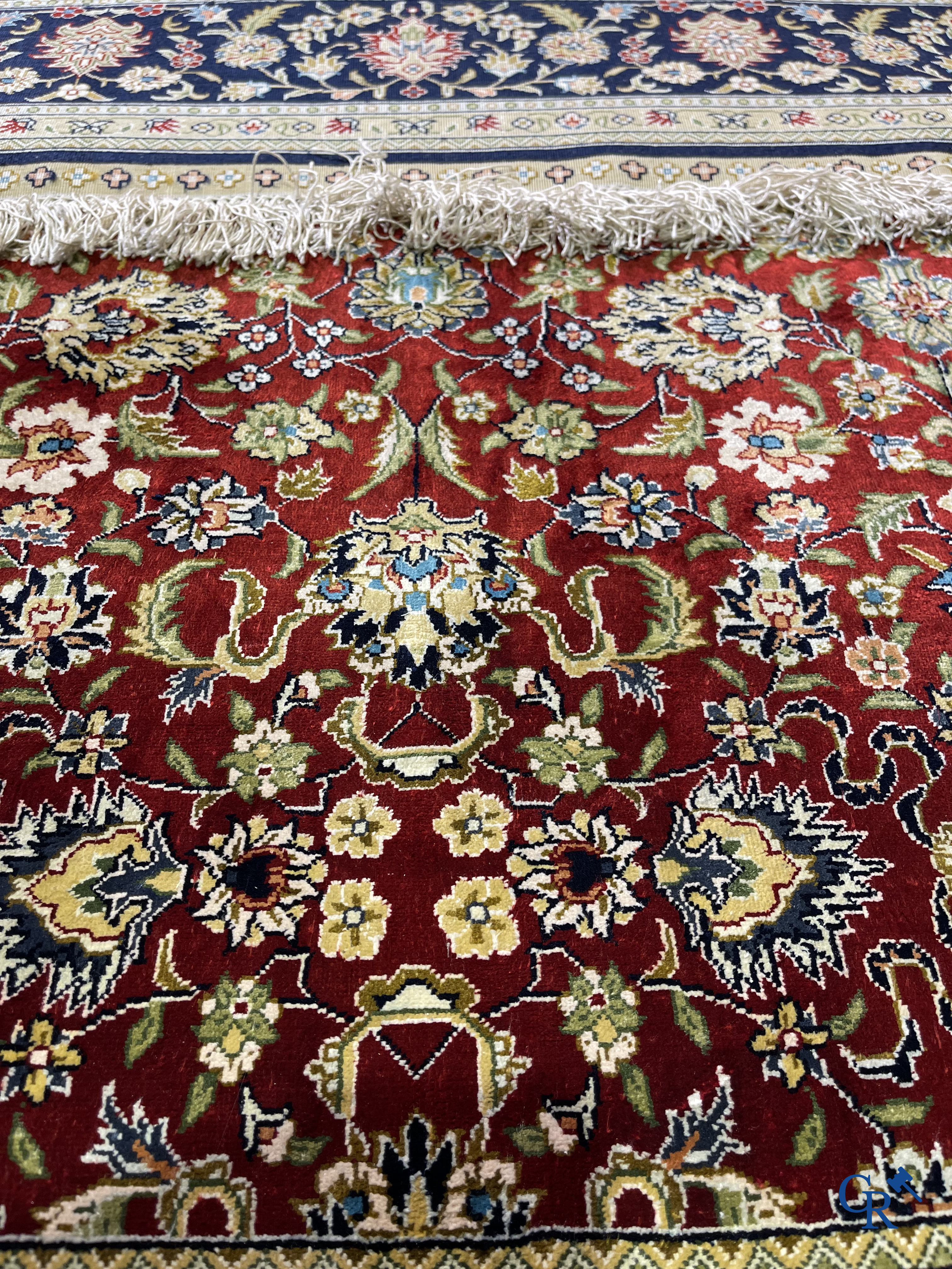 Tapis d'Orient: Iran, un tapis persan en soie noué à la main avec un décor floral.