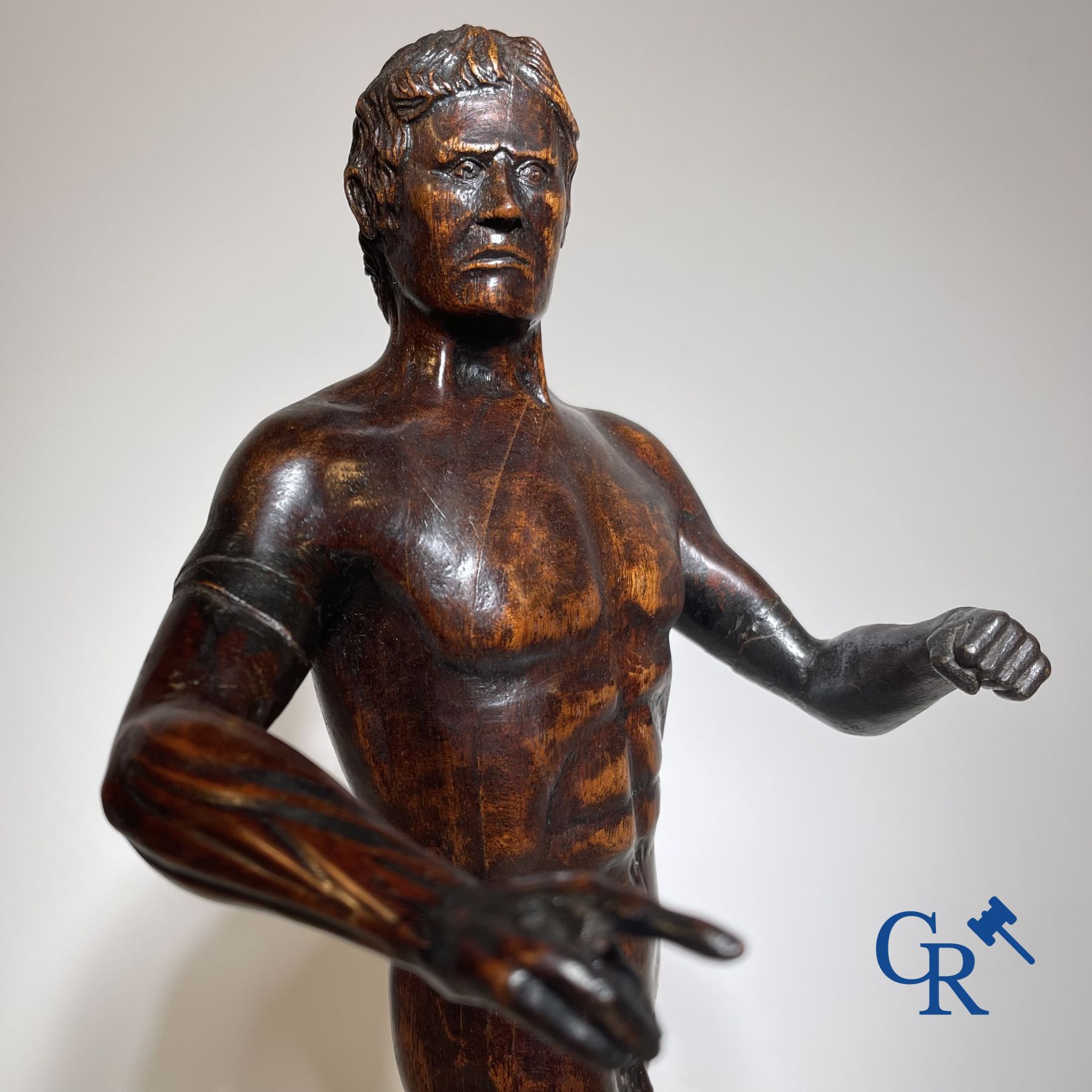 Un modèle d'un homme debout en bois sculpté. Allemagne ou Italie, XVIIIe-XIXe siècle.