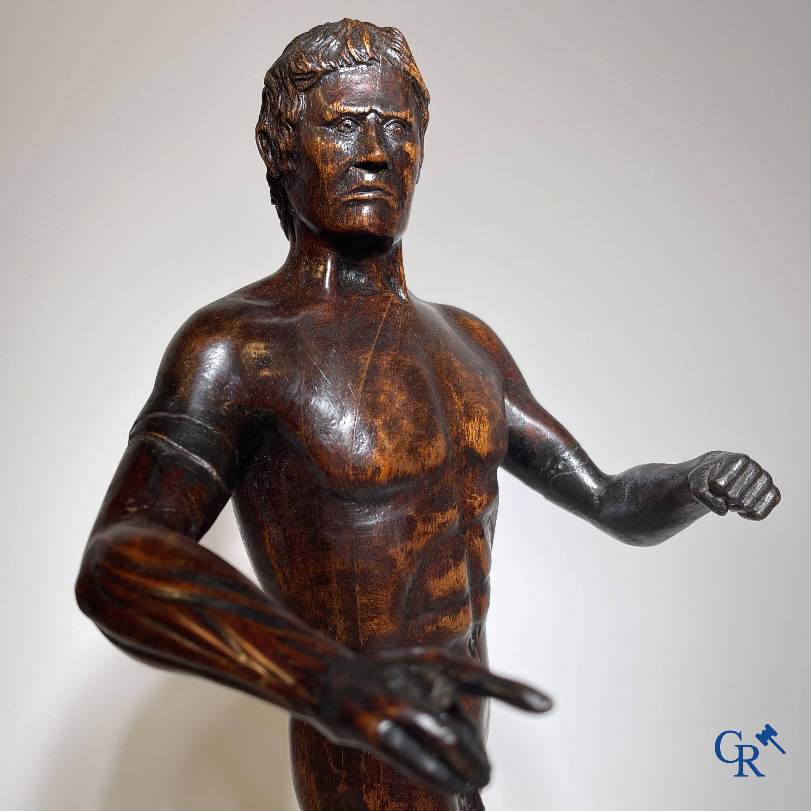 Un modèle d'un homme debout en bois sculpté. Allemagne ou Italie, XVIIIe-XIXe siècle.