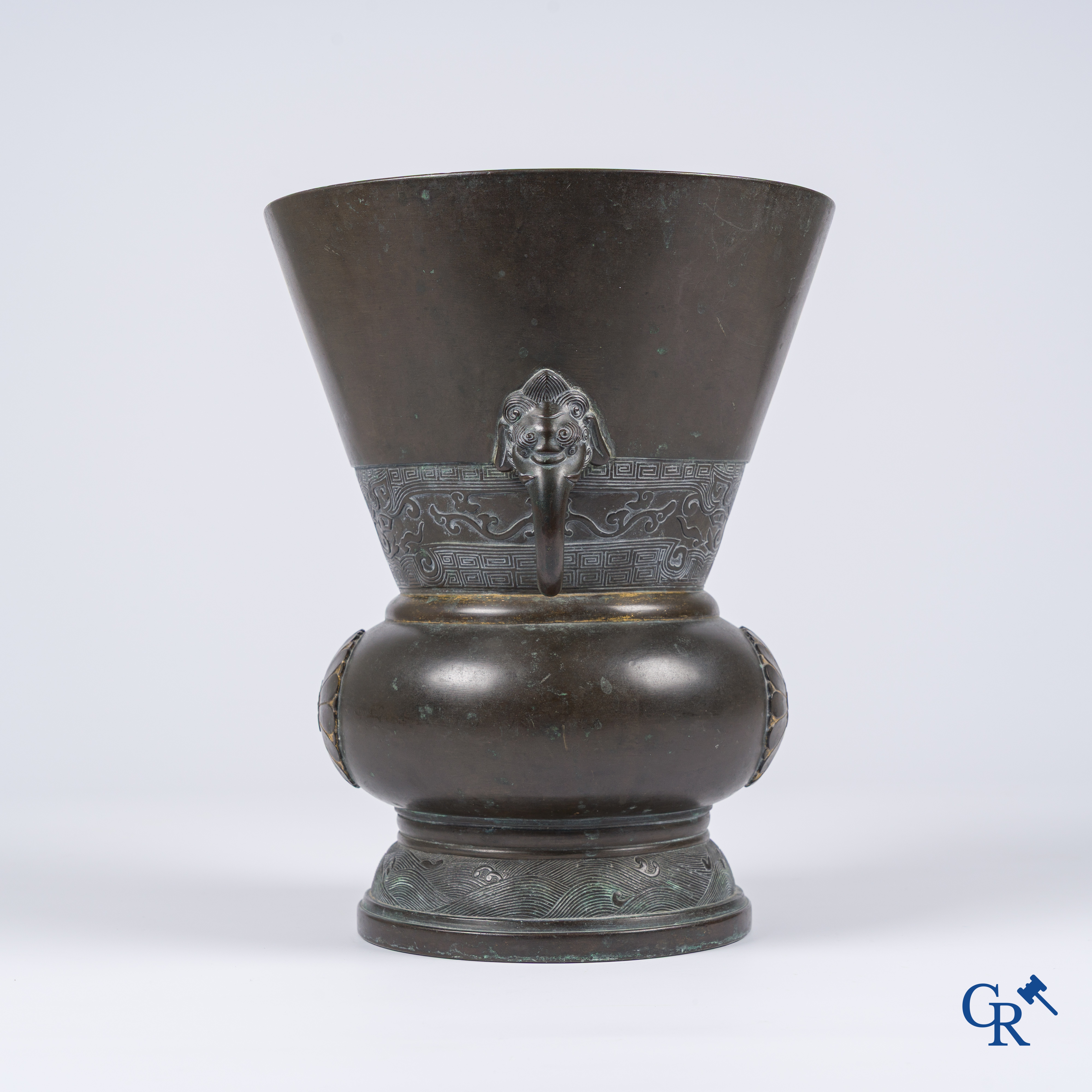 Aziatica, Een Chinese bronzen vaas met verguldsel. (inscripties in inkt op de bodem)