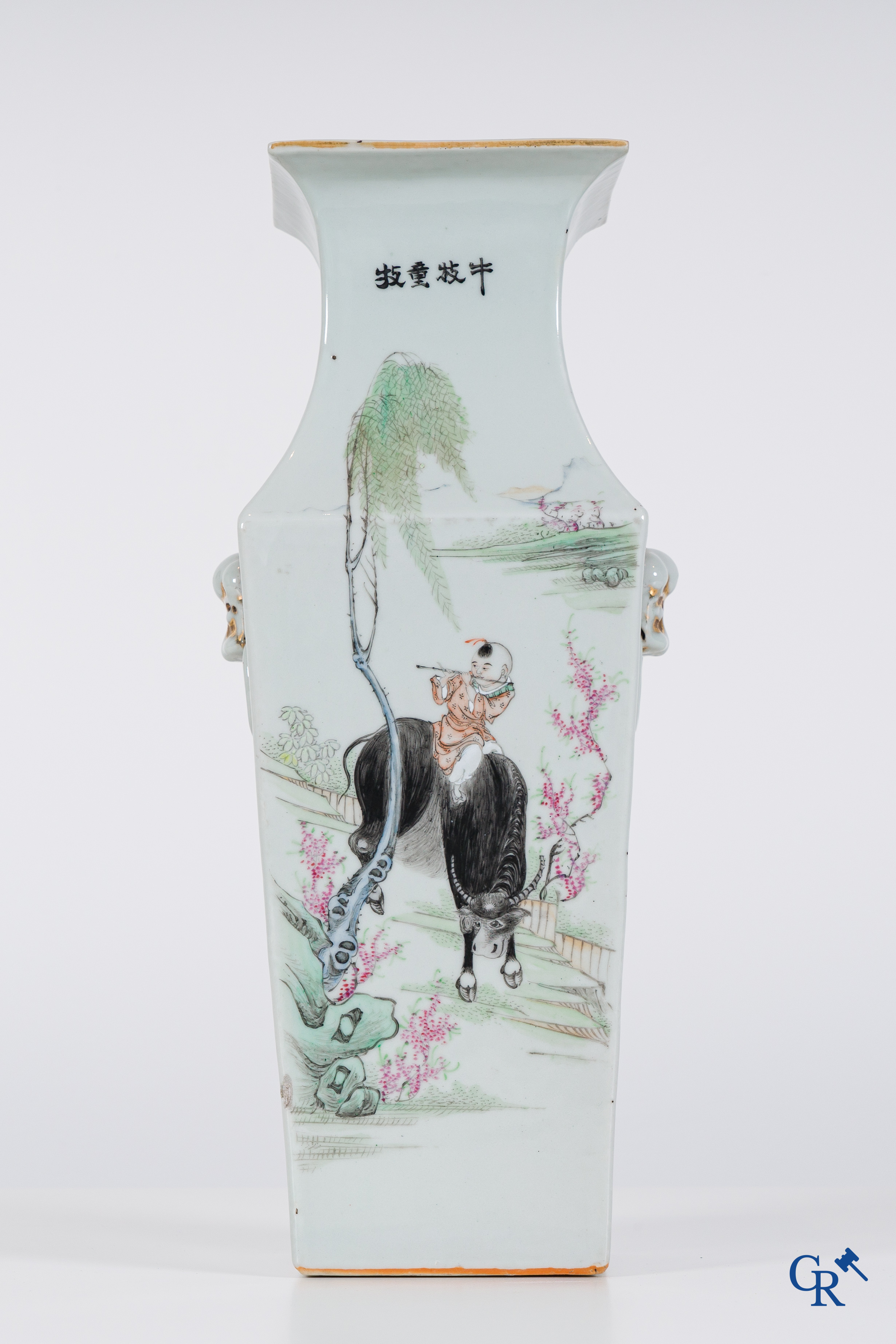 Art Asiatique, porcelaine chinoise, un vase carré chinois avec des personages et un buffle d'eau. Signé.