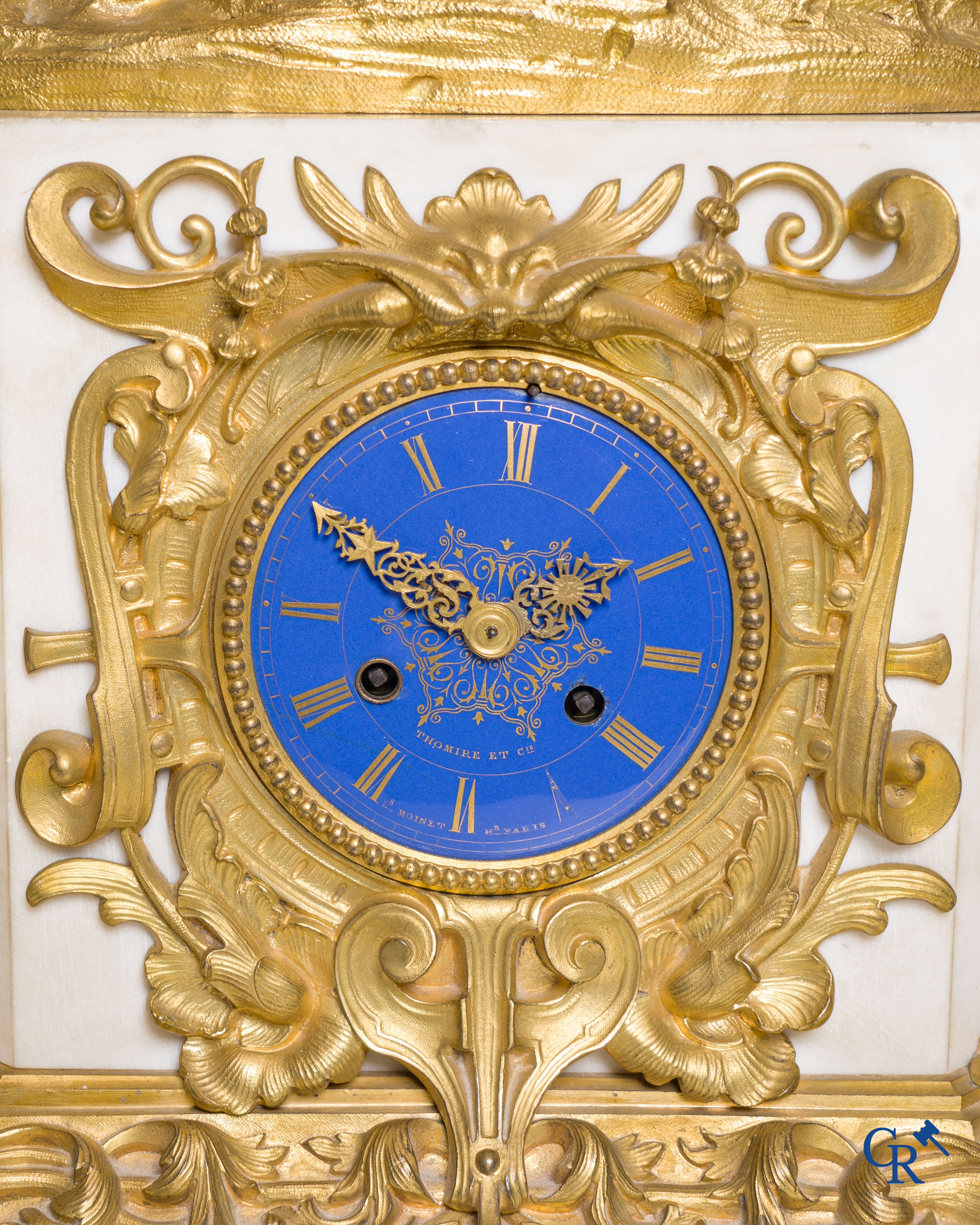 Thomire & Cie et Louis Moinet, Importante garniture de cheminée en marbre de Carrare et bronze doré. Travail parisien vers 1850.