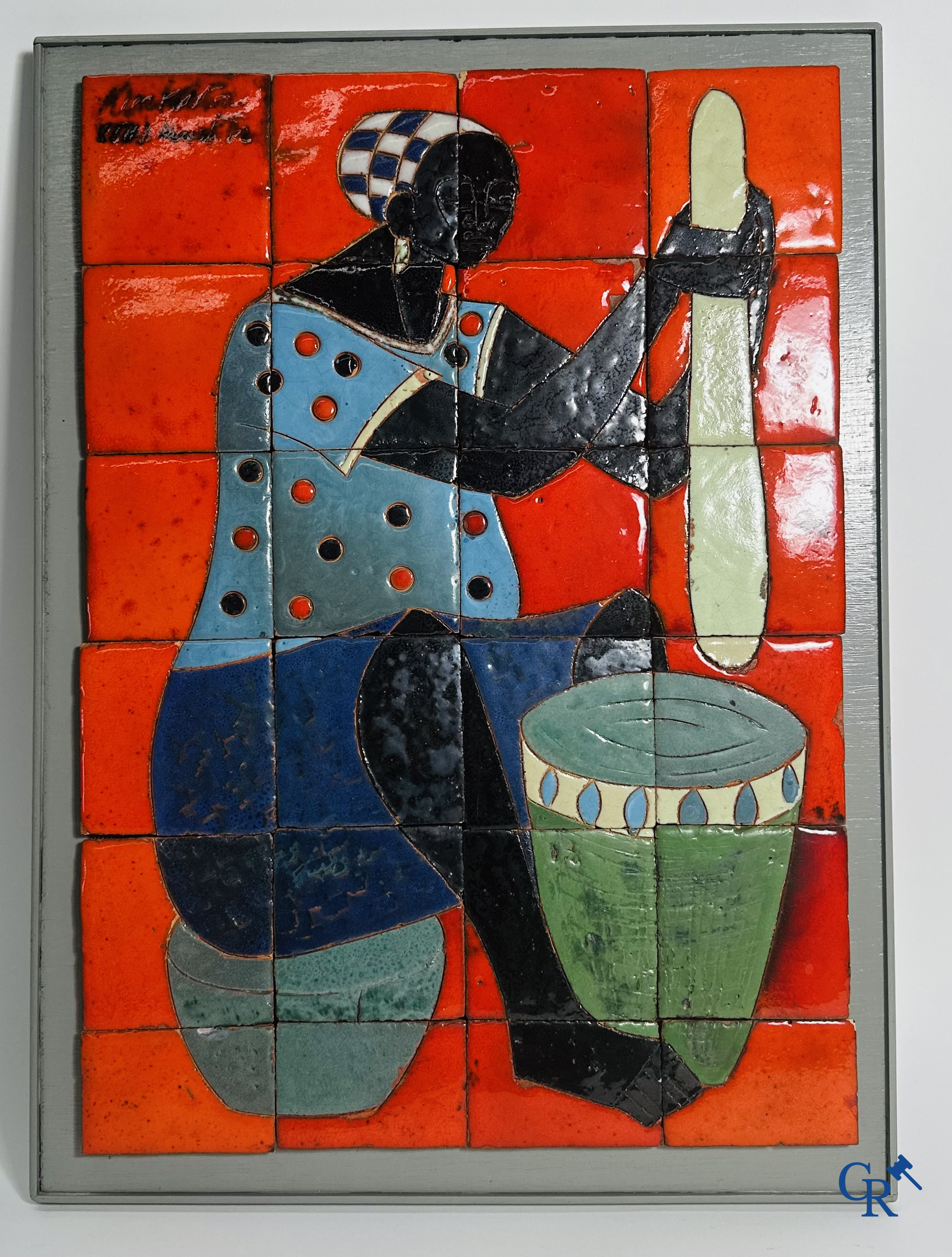 Panneau de carrelages en céramique représentant une dame africaine. Période 1960-1970.<br />
Signature illisible.