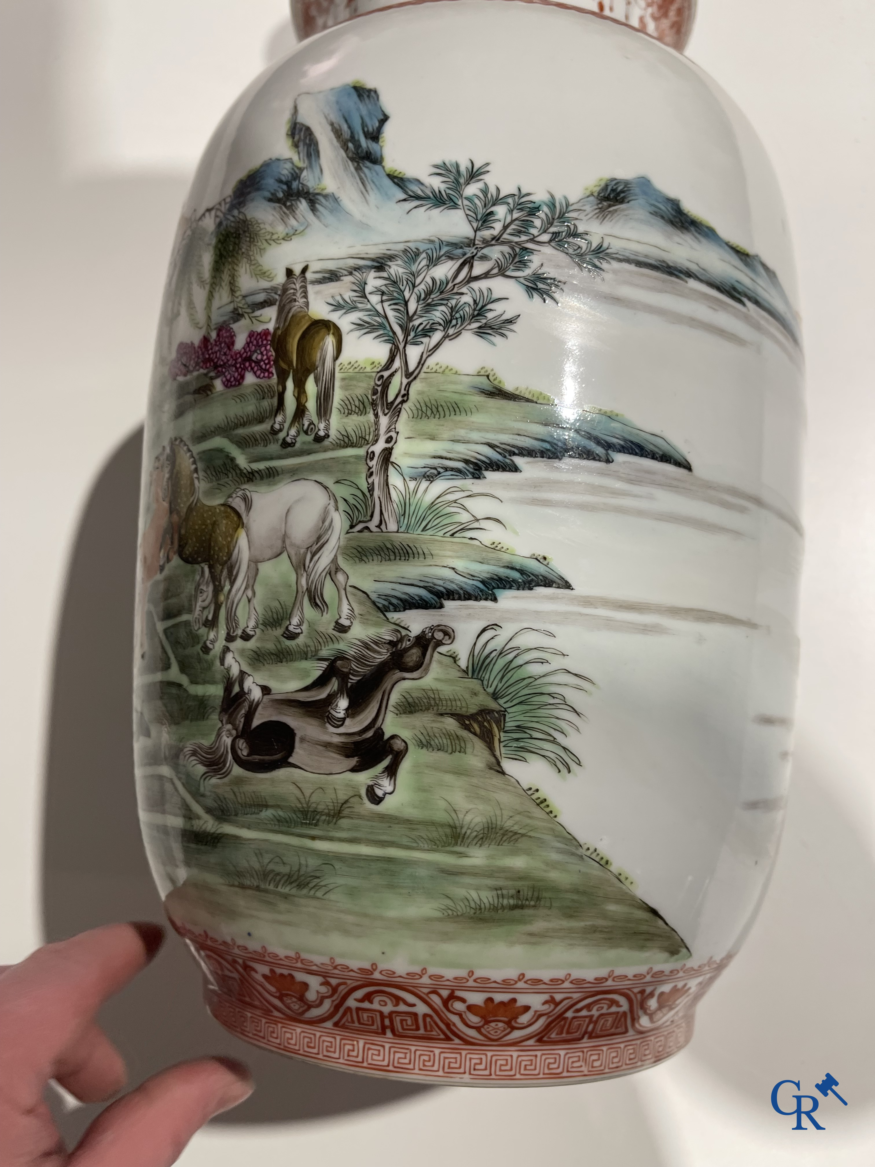 Art Asiatique, porcelaine chinoise. Une paire de vases chinois avec un décor de chevaux et de personnages.