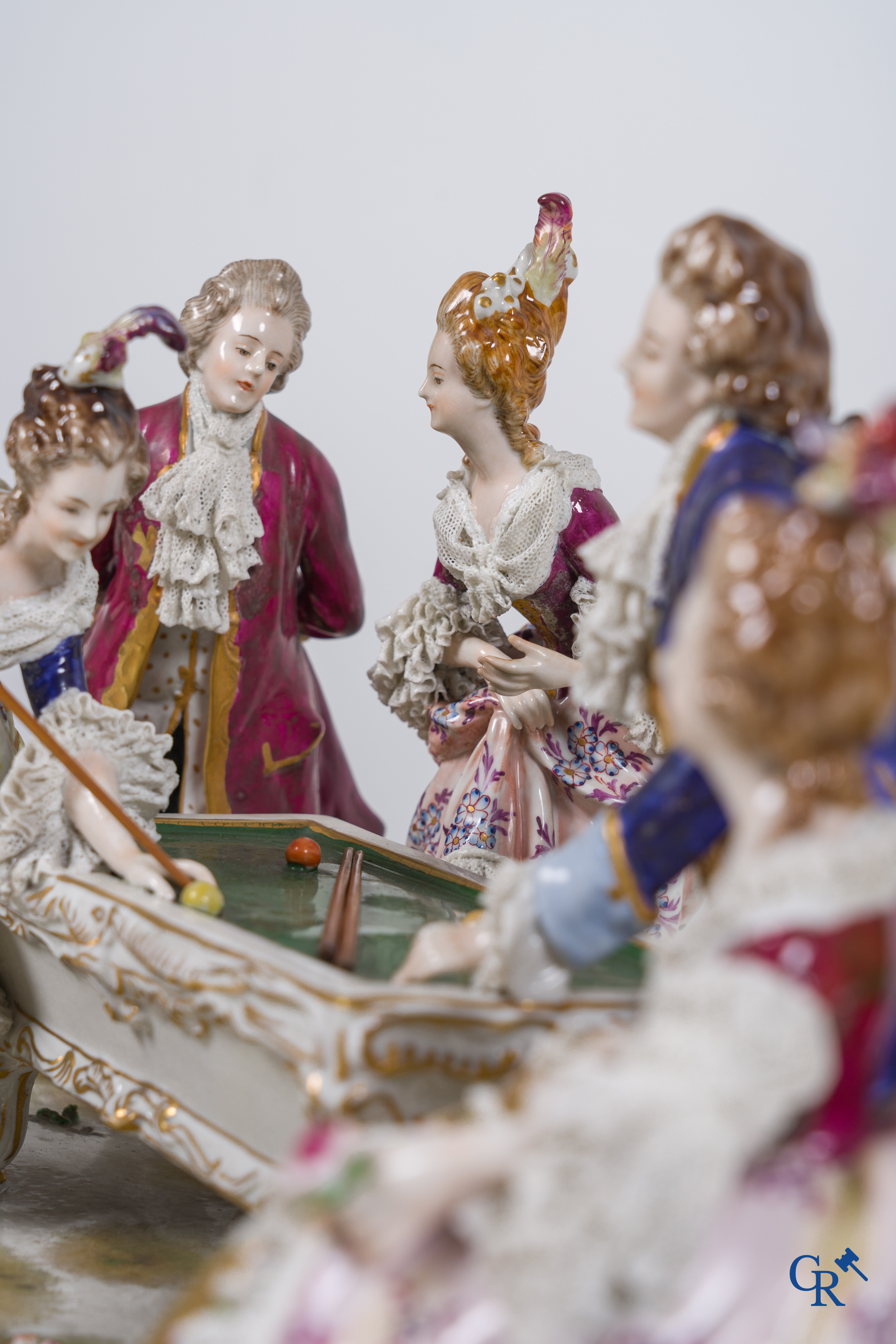 Volkstedt Rudolstadt: Porcelaine européenne. Grand groupe en porcelaine en dentelle avec 5 personnages autour d'une table de billard.