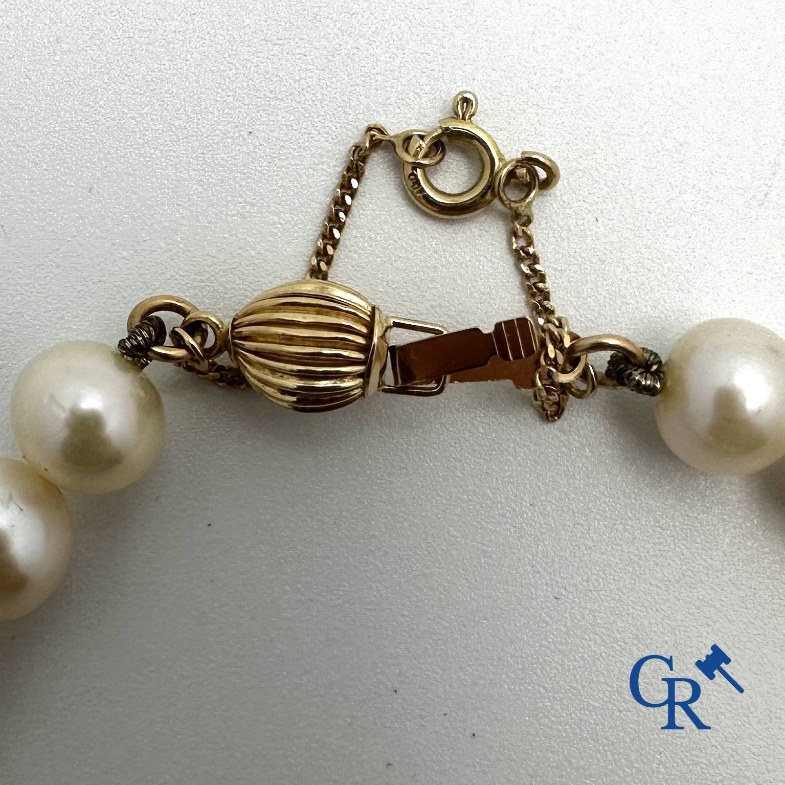 Jewellery: Lot consisting of a pearl necklace with gold clasp 18K and a ring in silver (935°/00)