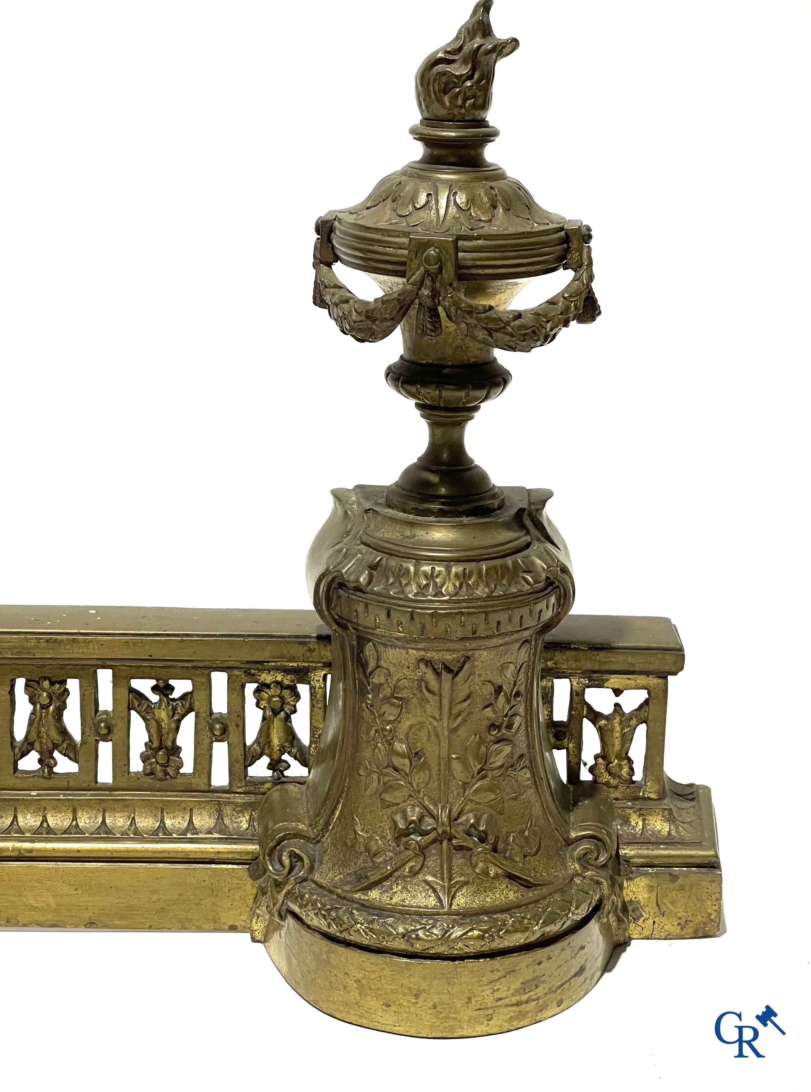 A lot of an imposing chandelier with 12 light points, a lamp belge with bronze frame and a fireplace piece.