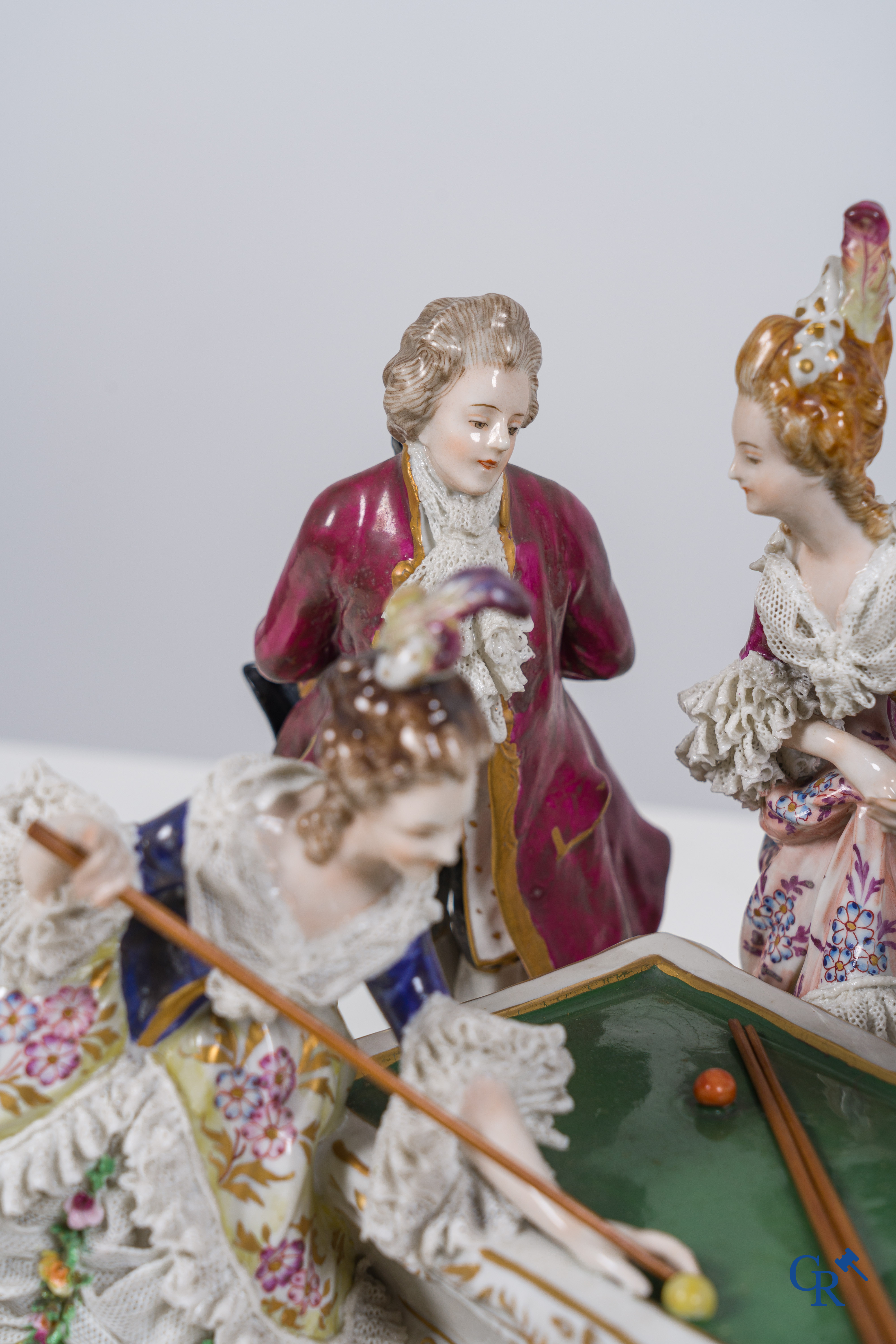 Volkstedt Rudolstadt: Europees porselein. Grote groep in lace porcelain met 5 personages rond een biljarttafel.