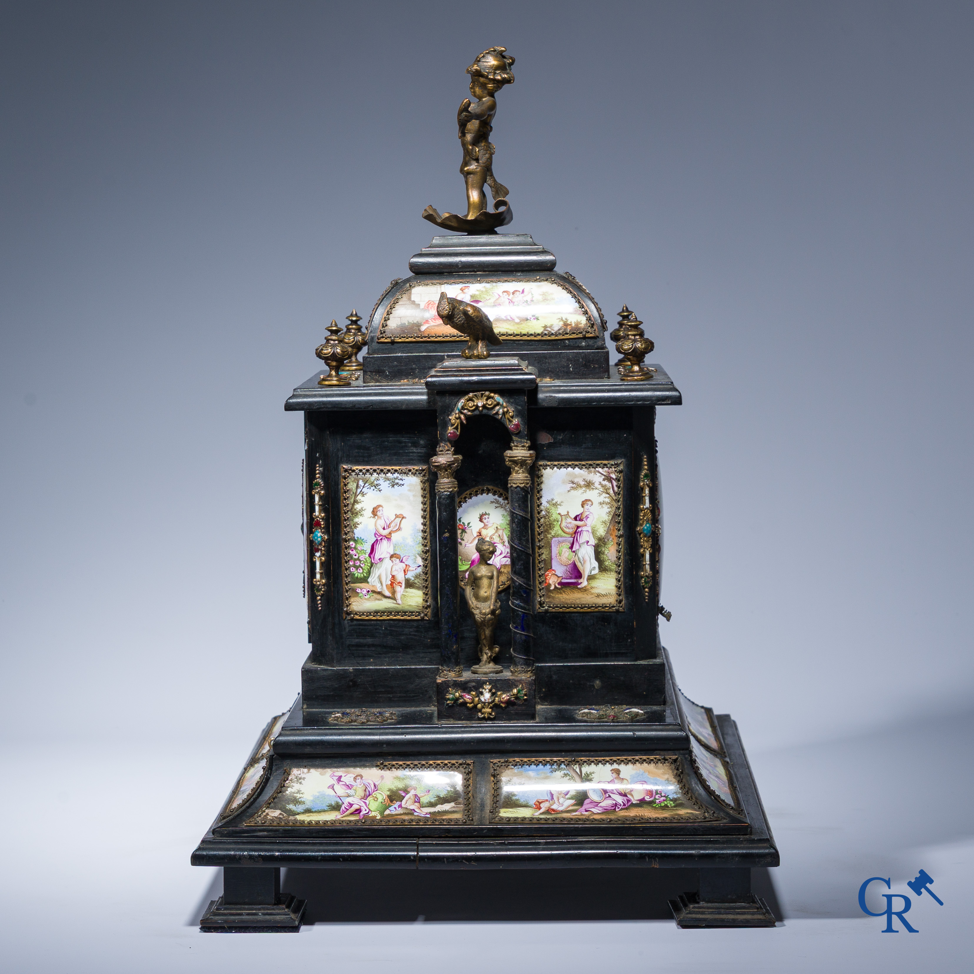 Een Weens geëmailleerd tafel kabinet in ebbenhout met laden en bronsbeslag. 19e eeuw.