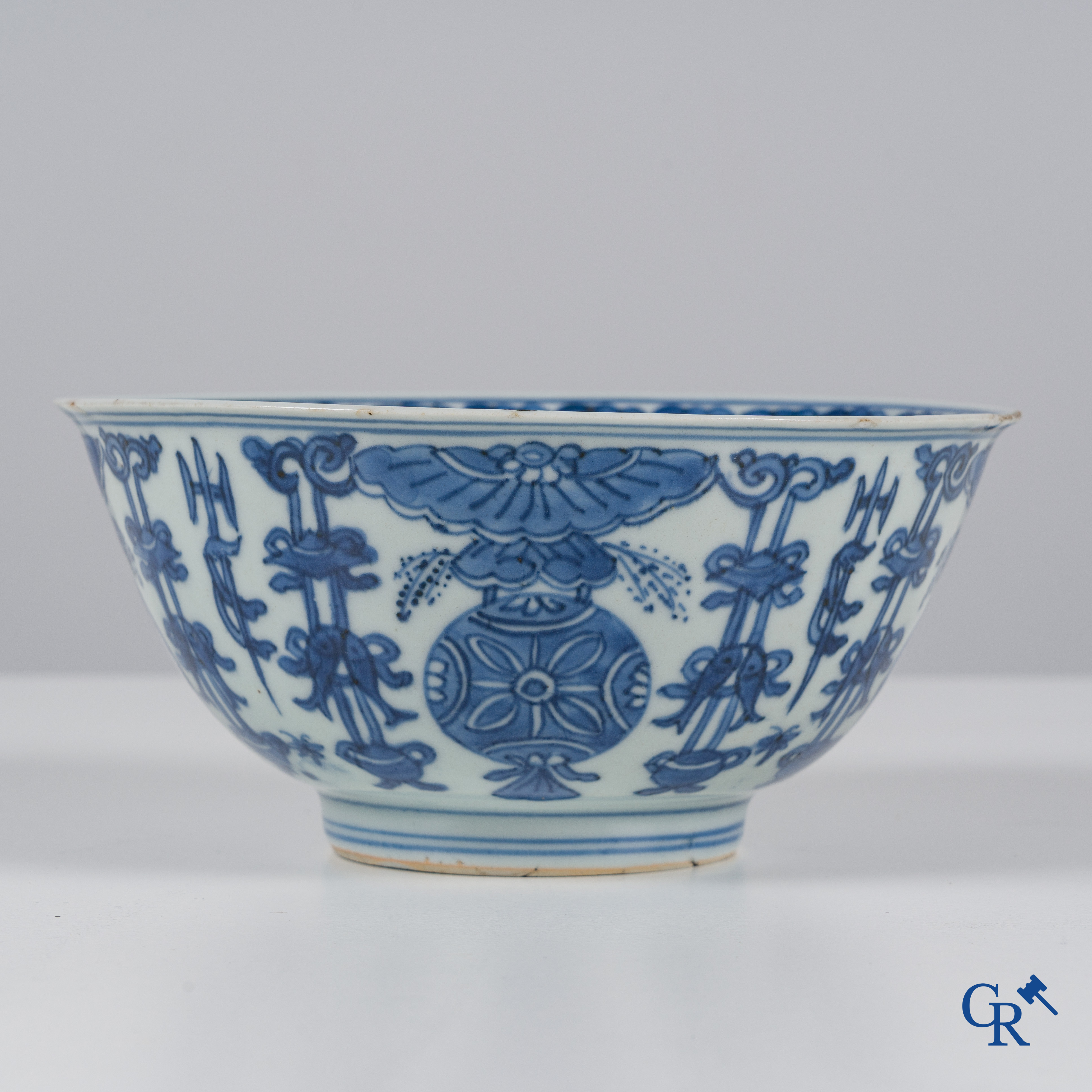 Asian Art: Chinese porcelain, 5 pieces of blue and white porcelain. 18th century.