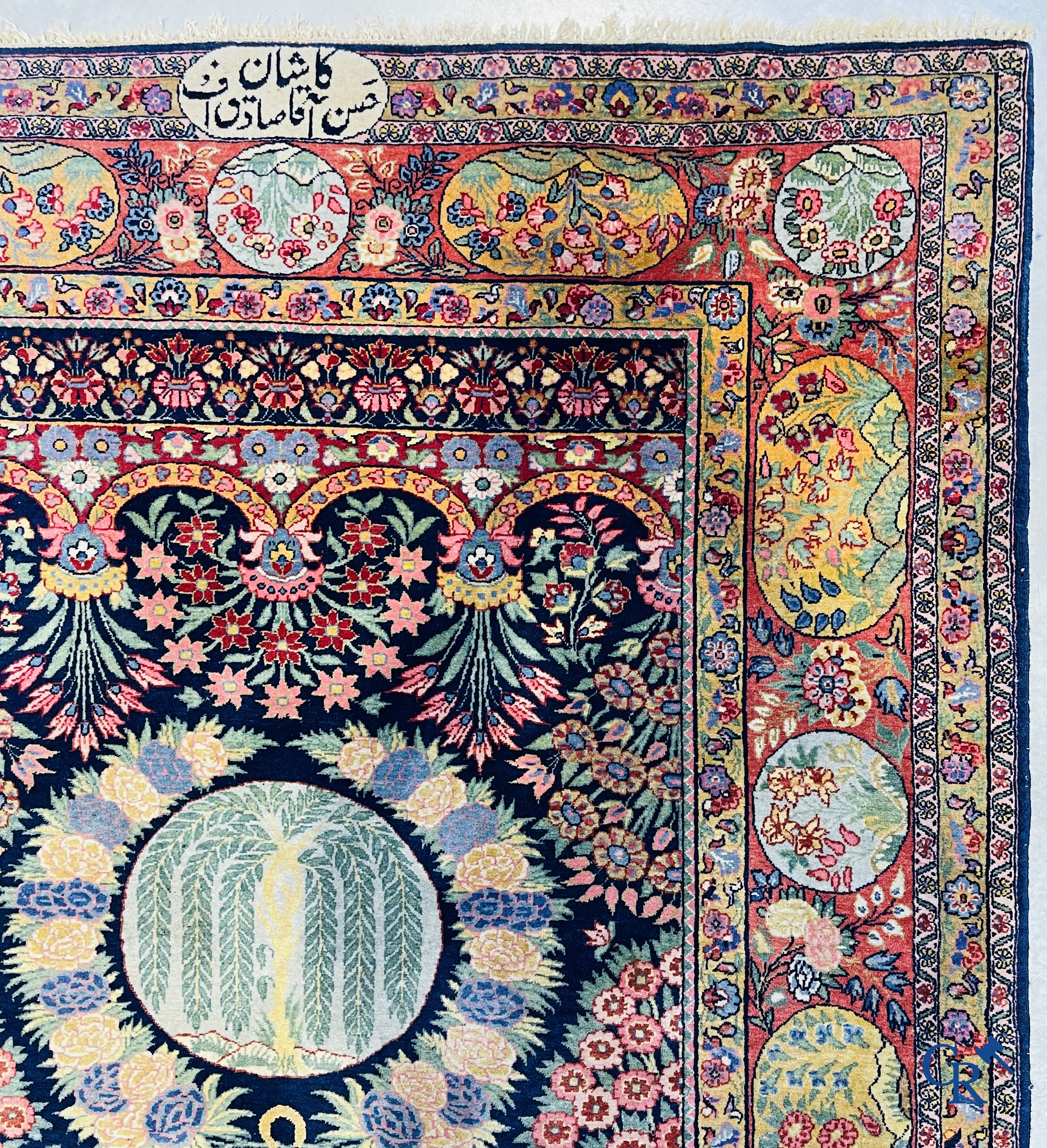 Tapis orientaux: Un tapis oriental finement noué avec un décor floral. Signé.