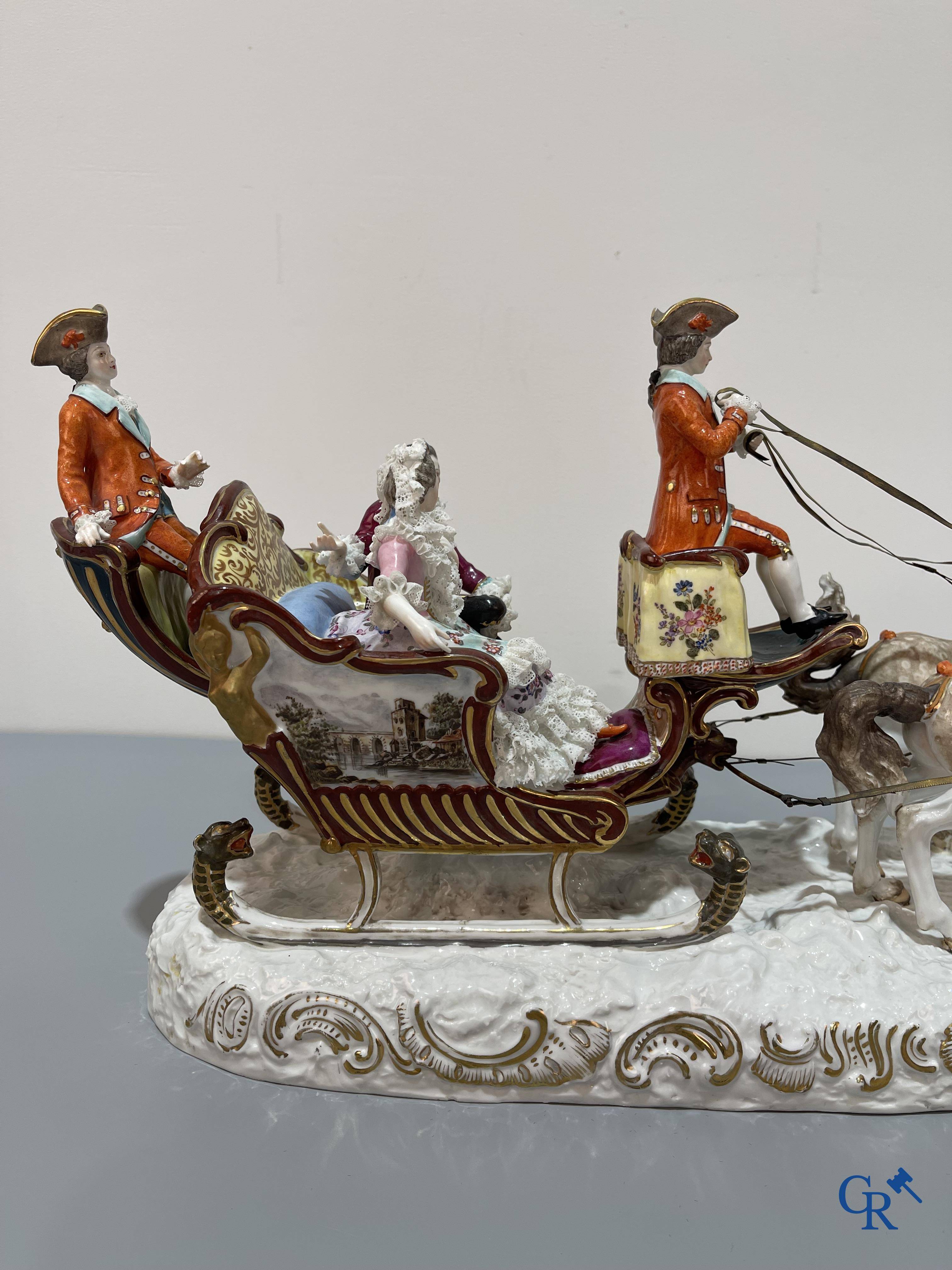 Europees porselein, in de stijl van Volkstedt Rudolstadt, grote paardenslee met personages in lace porcelain.