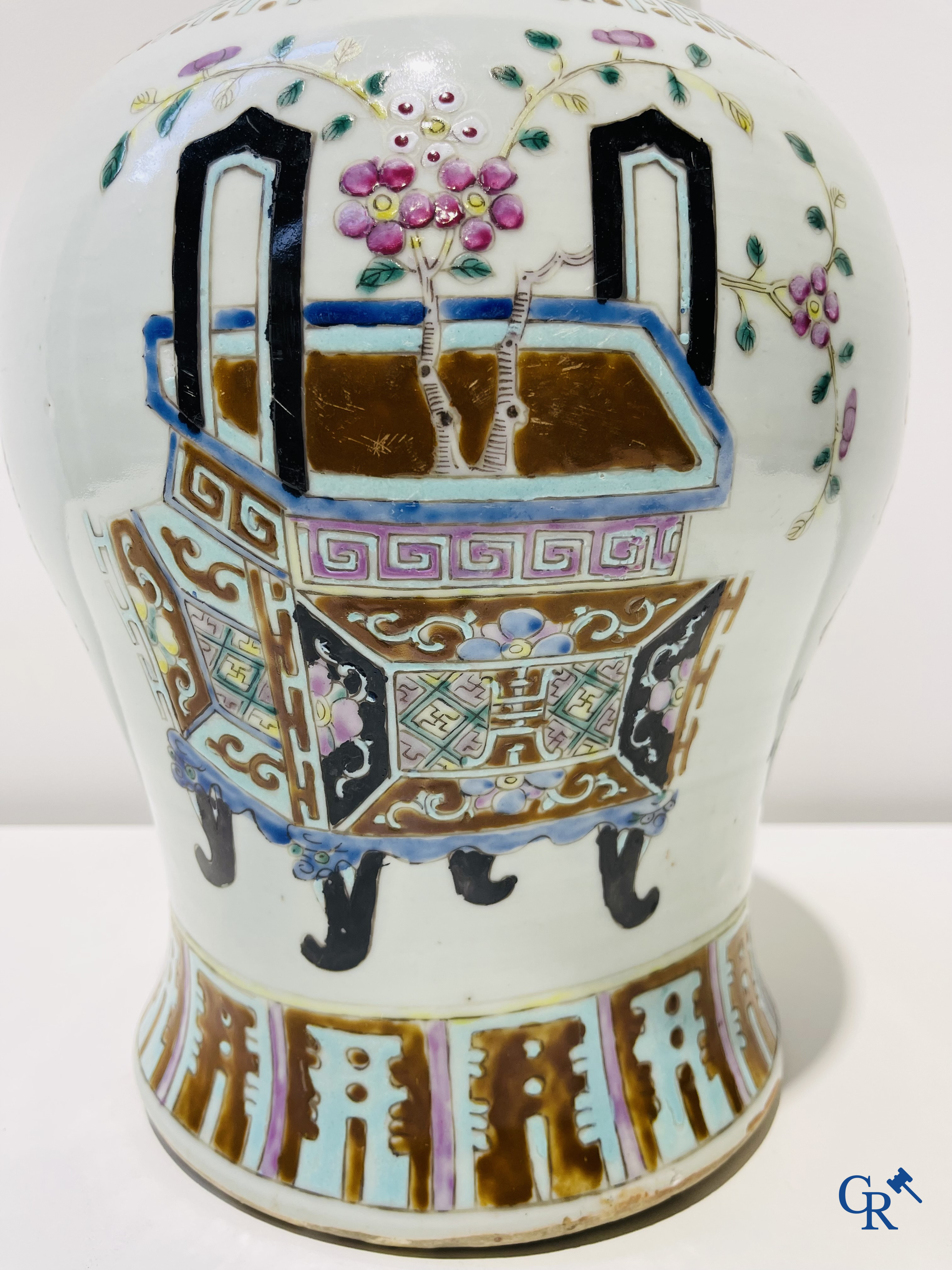 Chinese porcelain: A Chinese porcelain vase with phoenixes and blossoms and a potiche with mobilierendecor. 19th century.