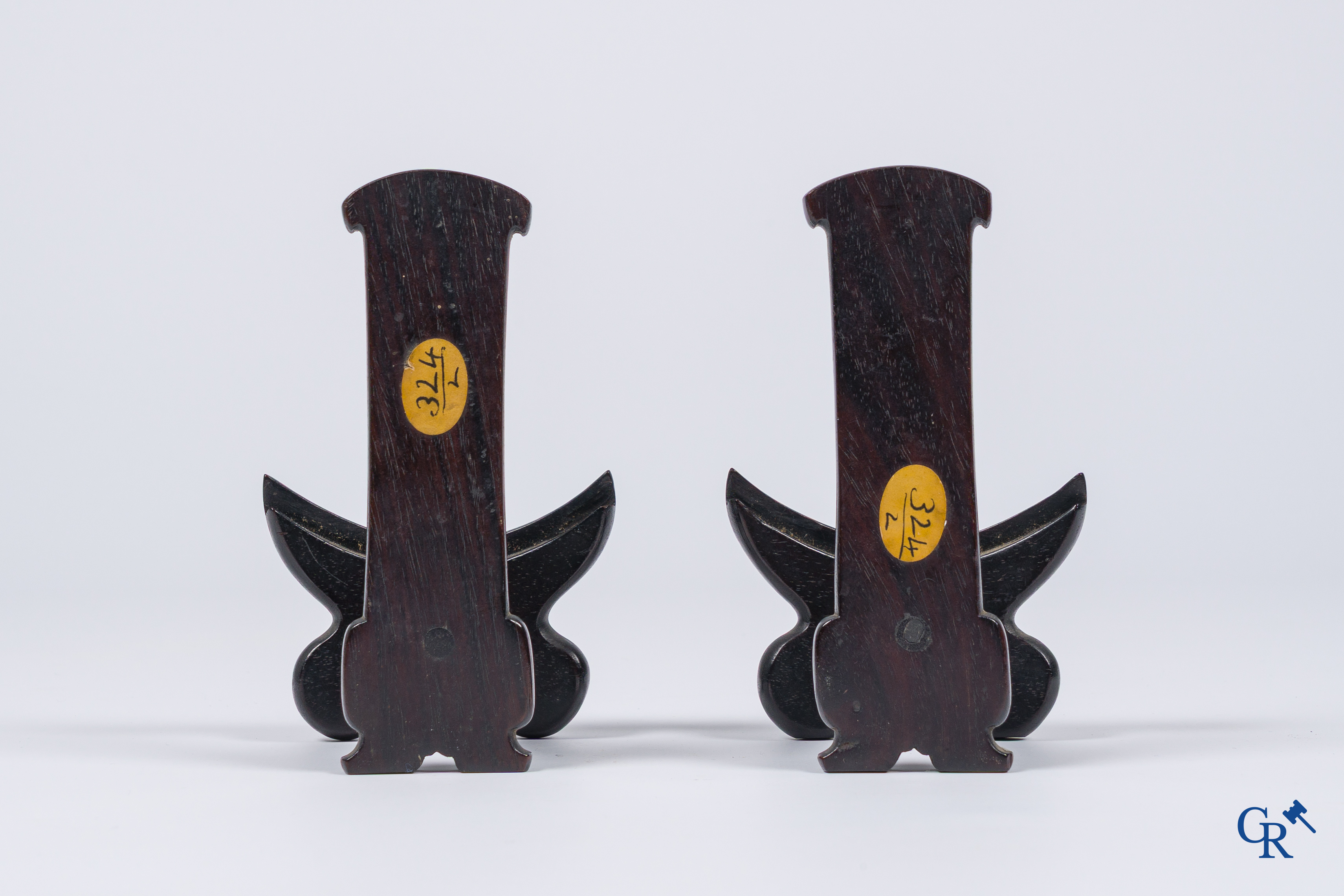 Aziatica, Chinees porselein. Paar bordjes met ingesneden drakenmotief bedekt met een monochrome glazuurlaag. Guanxu.