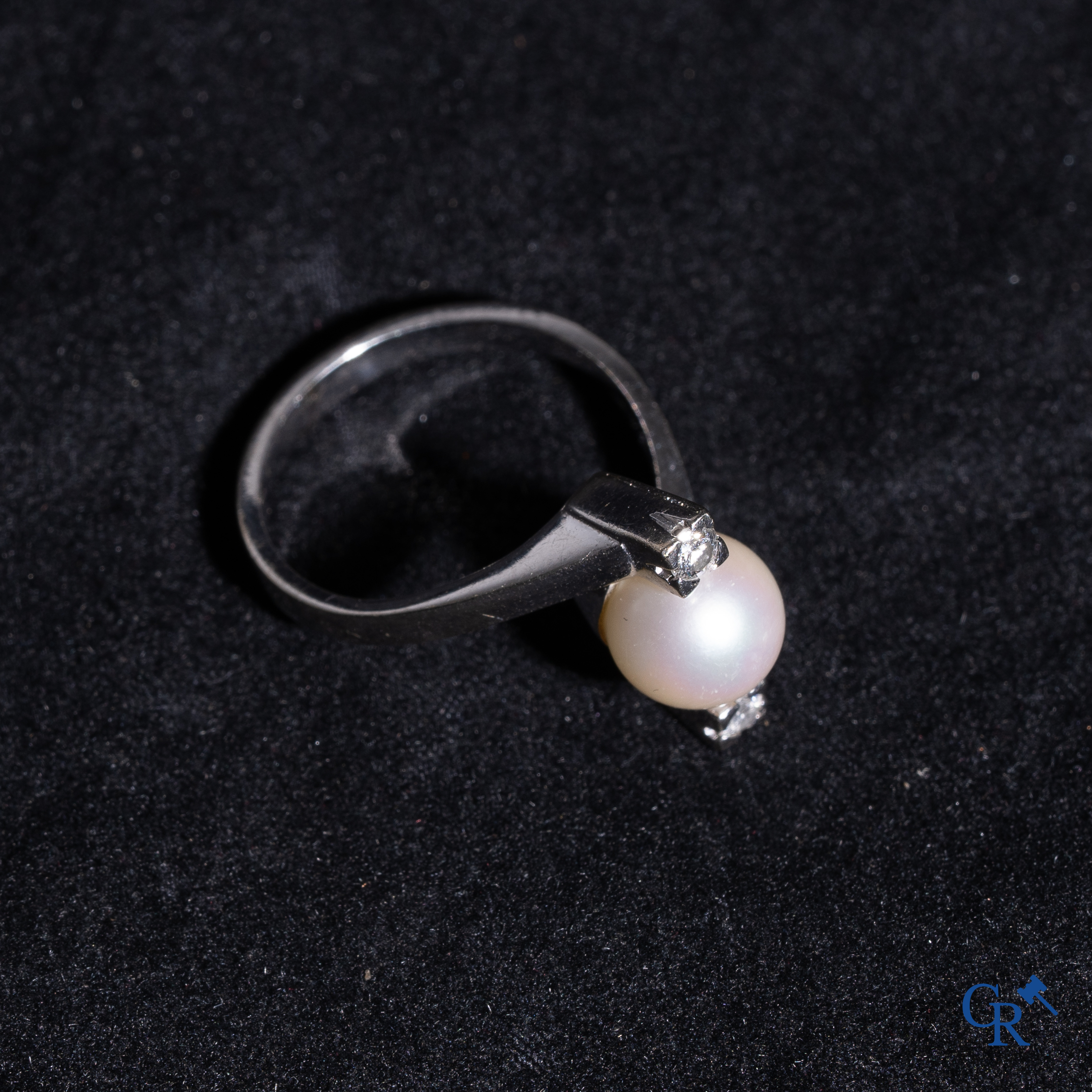 Jewellery: A ring and a pair of earrings in white gold 18K (750°/00) each set with a pearl and diamonds.