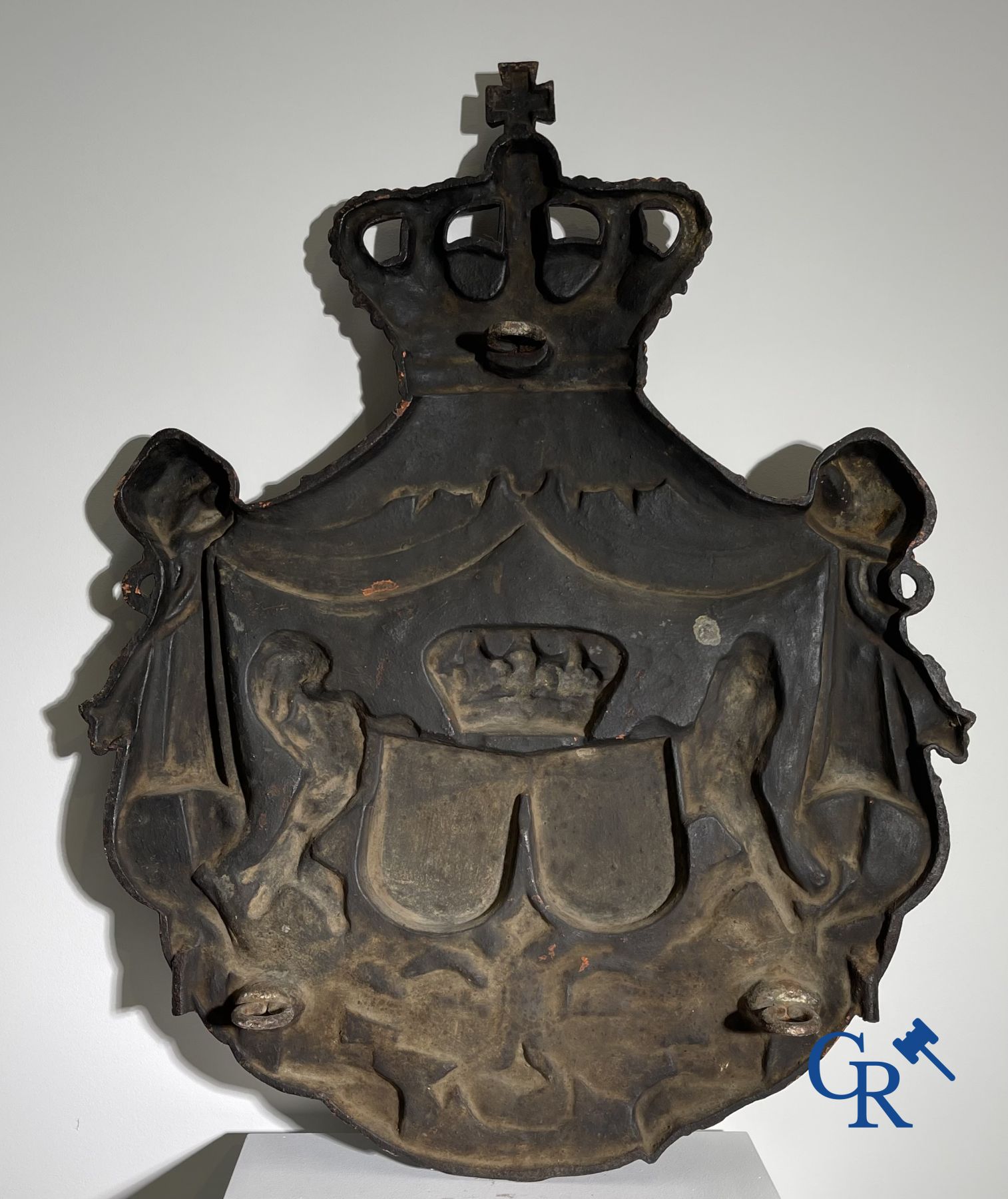 Exceptionally Royal Coat of Arms in dented and polychrome cast iron. the Netherlands, 19th century.