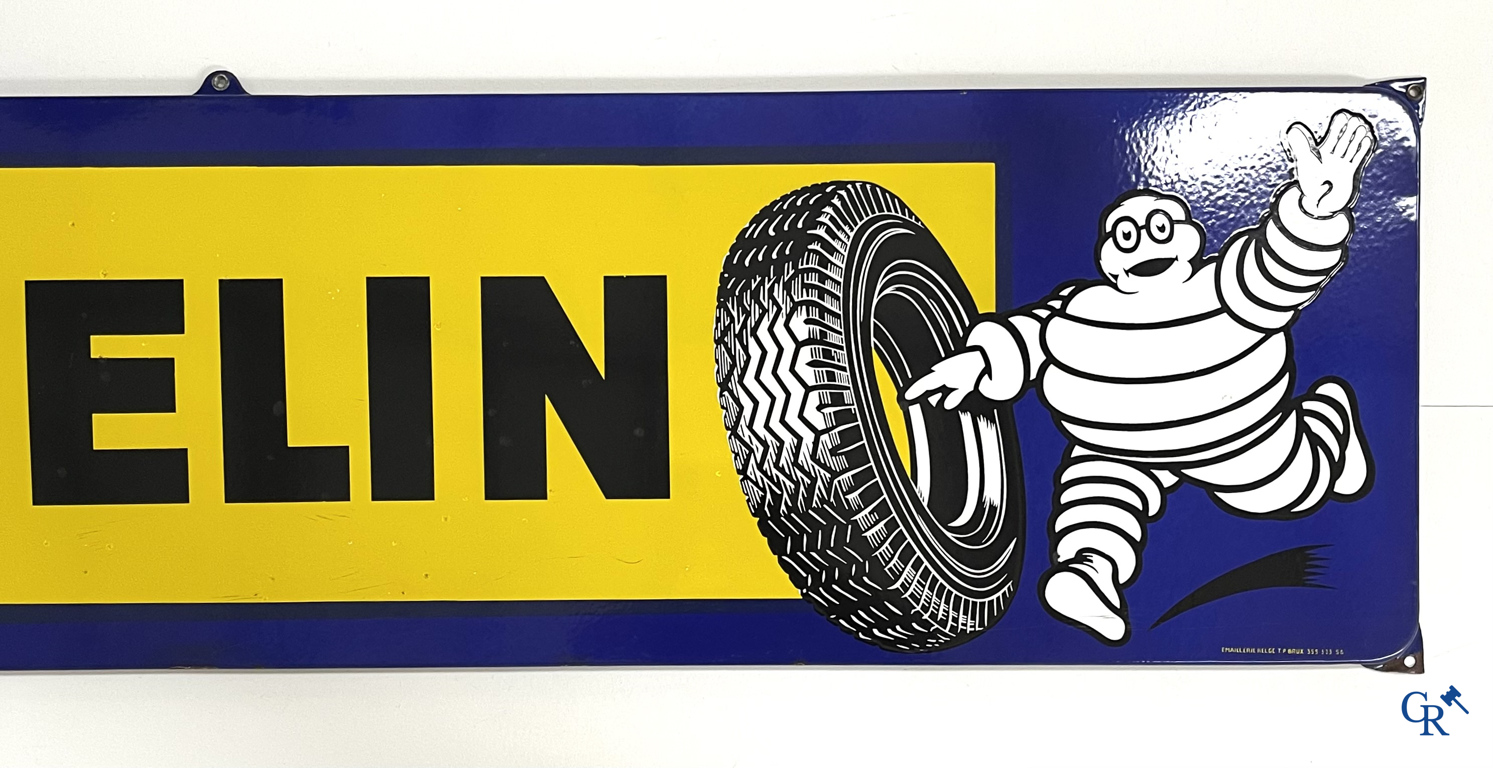 Michelin, groot emaille reclamebord met gele en blauwe achtergrond voor Michelin banden. Emaillerie Belge, 1958.