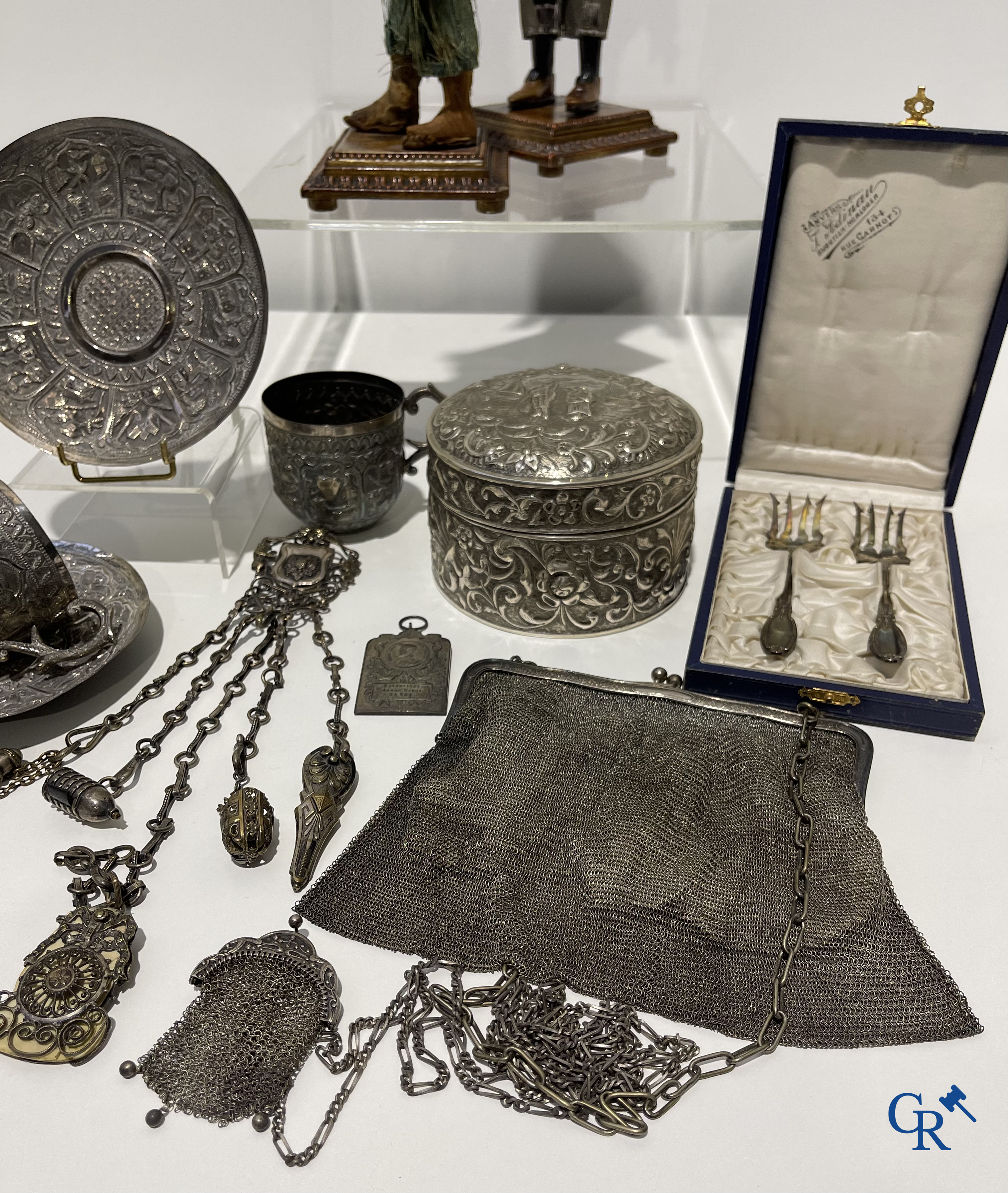 Beautiful lot of display case objects in silver and silver-plated metal, 2 Neapolitan santons attached. (late XVIII century)