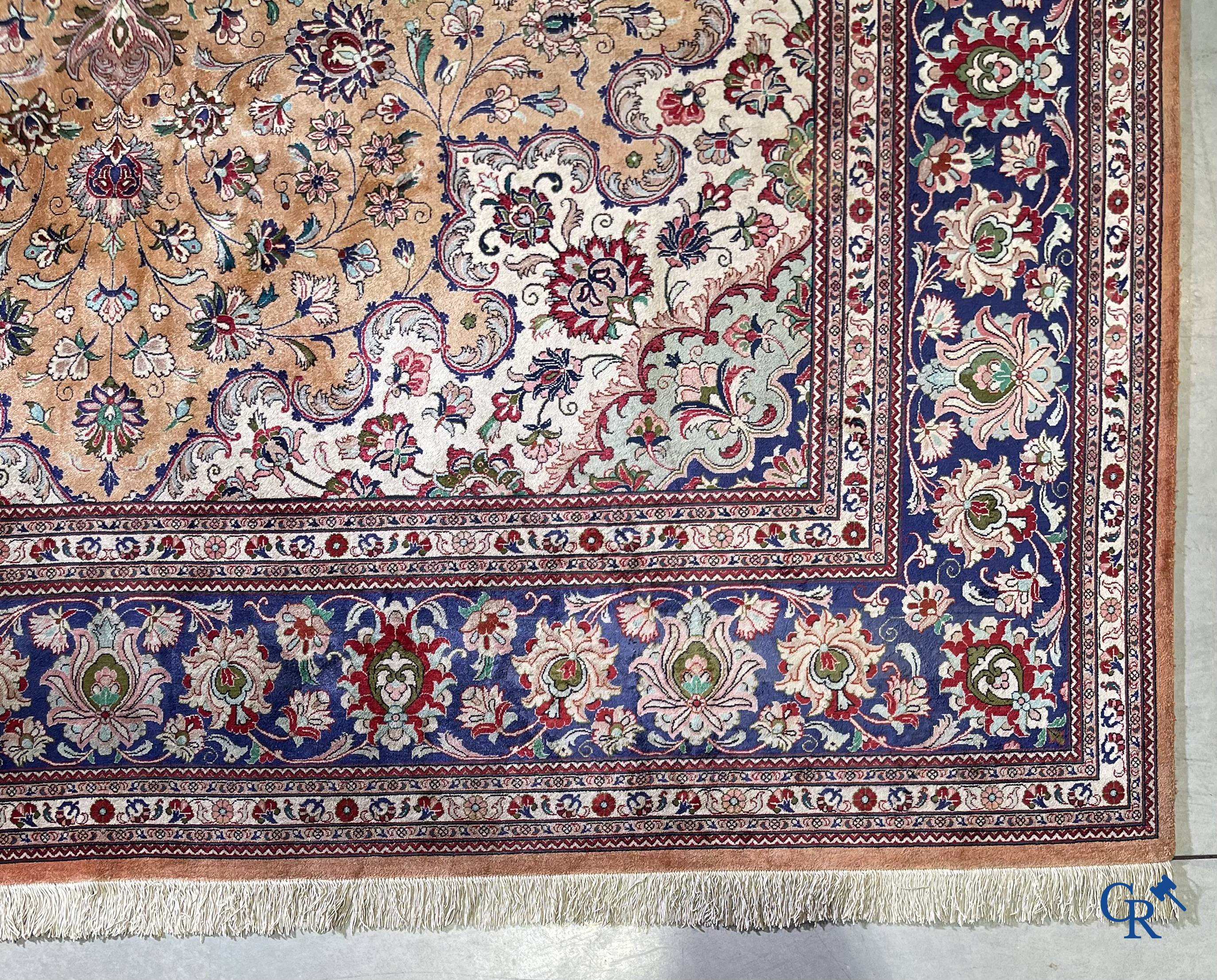 Tapis d'Orient: Ghoum, Iran. Exceptionnel tapis noué à la main en soie.