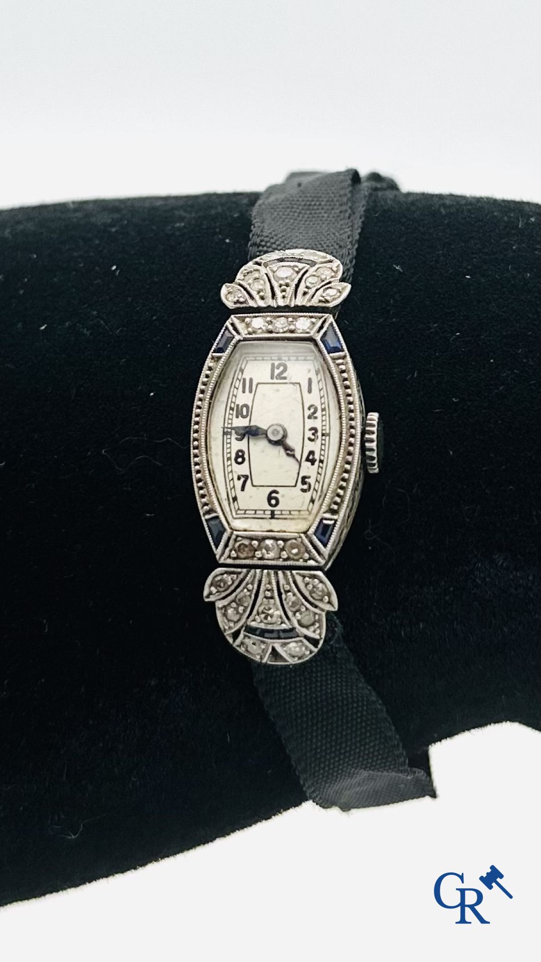 Bijoux: Montre de dame Art deco en Platine sertie de saphirs et diamants. (état de fonctionnement)