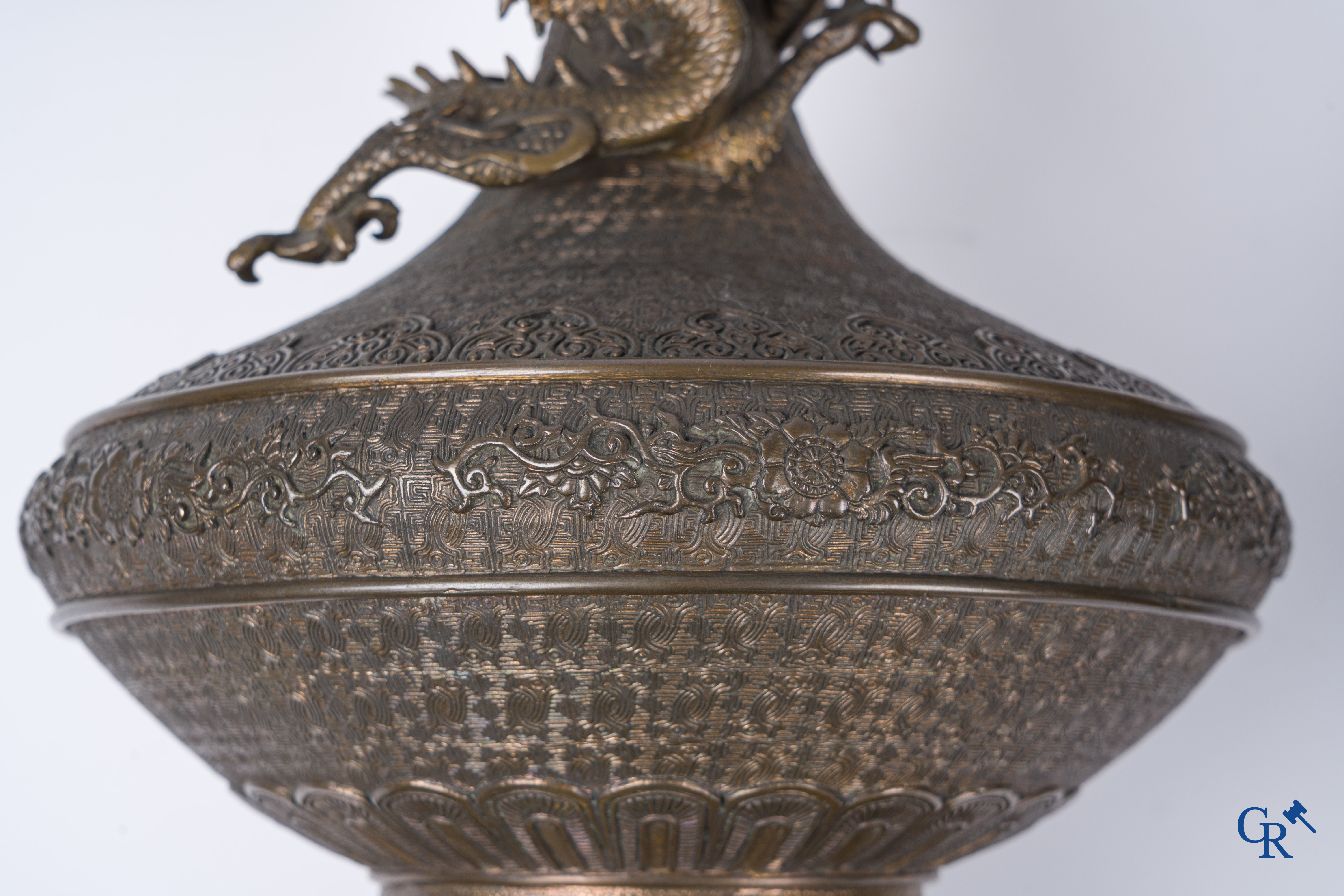 Aziatica, Een paar bronzen kandelaars met fijn bewerkte Oosterse vazen met draken. Circa 1880.