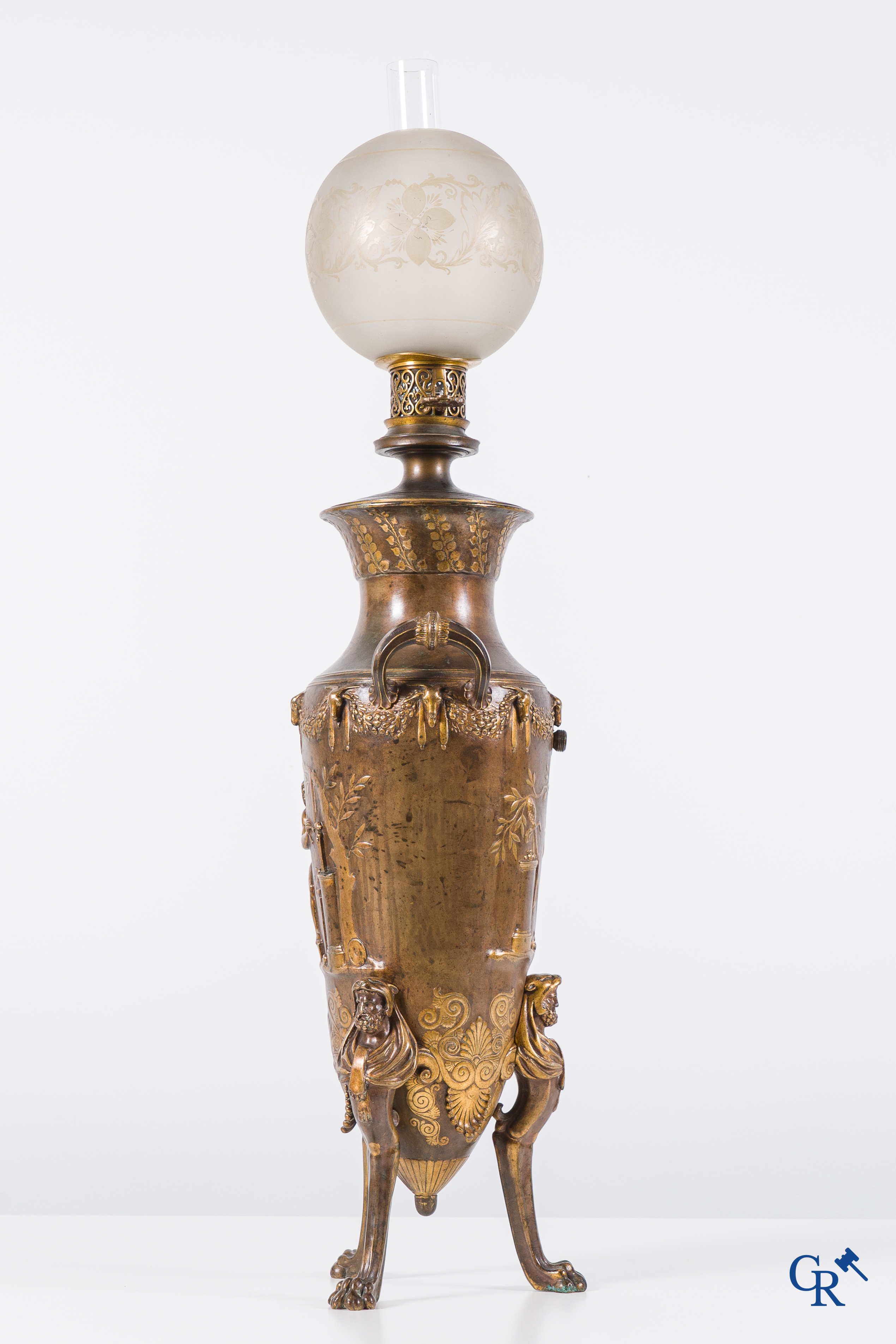 Ferdinand Barbedienne. Grote petroleumlamp in bruin gepatineerde en gedoreerde brons. Napoleon III-periode. Gesigneerd.