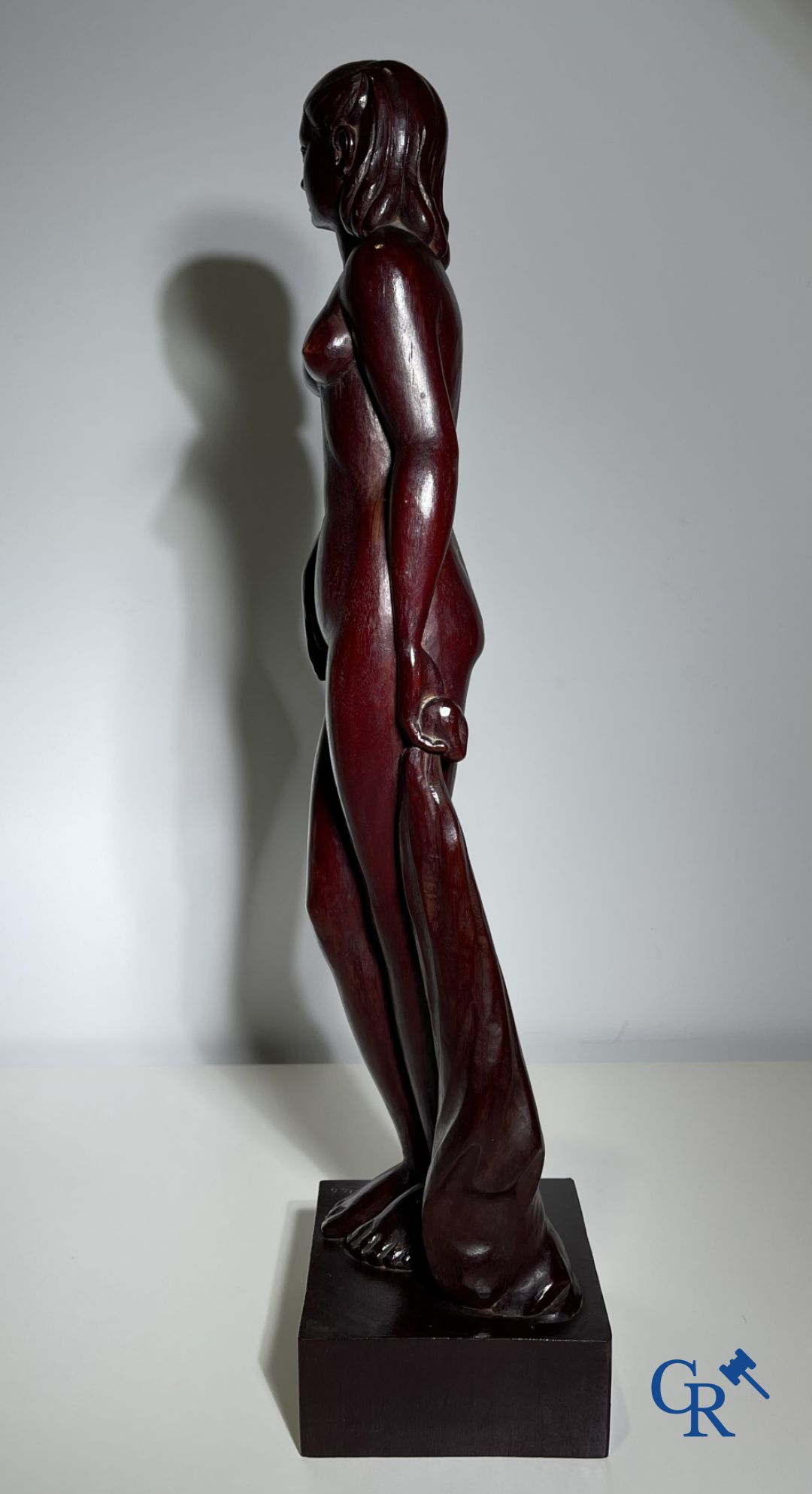 Clément Pardon(*) (Louvain 1901-1979) Sculpture d'une nue debout en bois exotique.