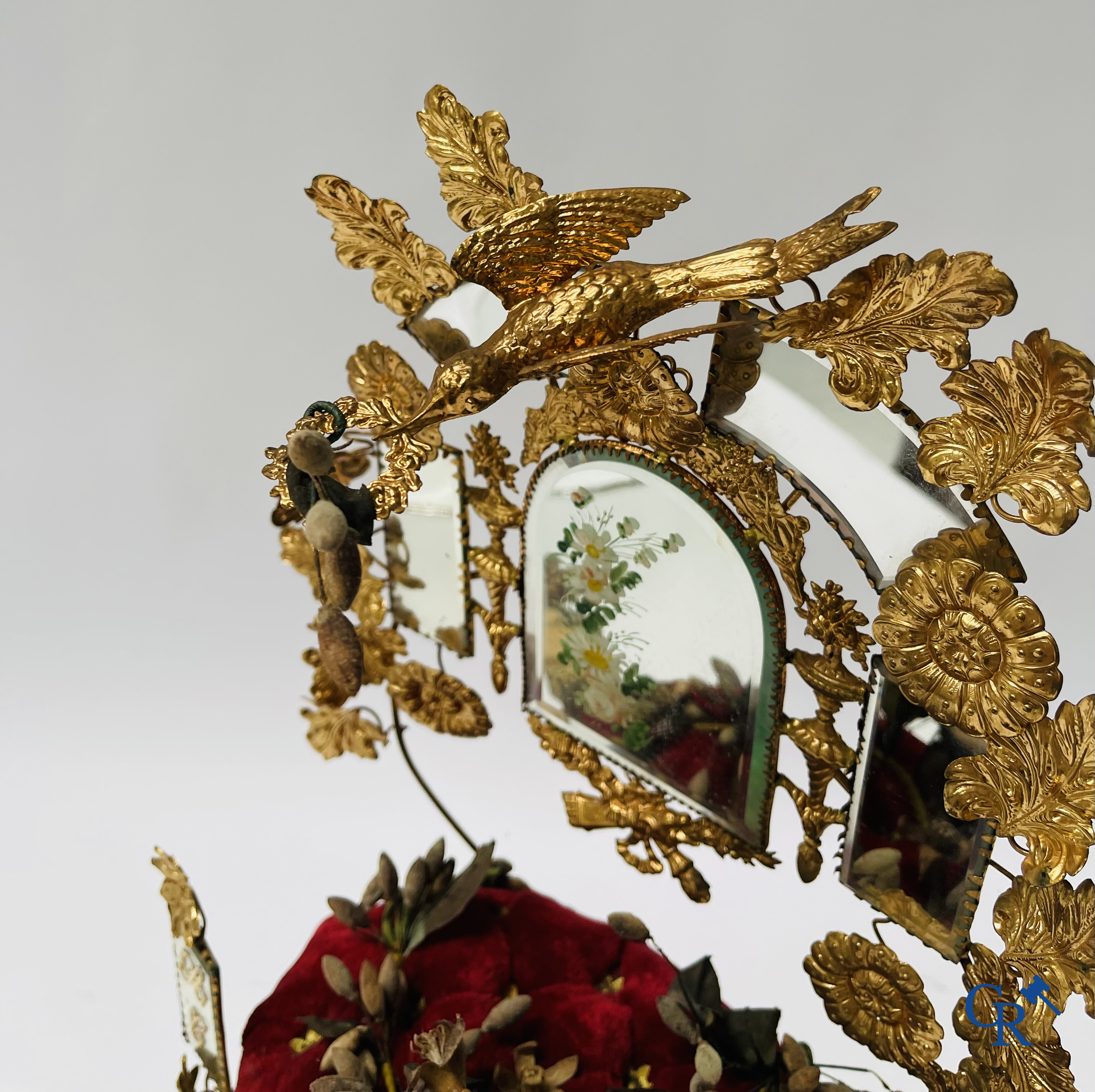 2 globes de mariée en verre, l'un avec des fleurs en biscuit, l'autre avec des miroirs, daté 1908.