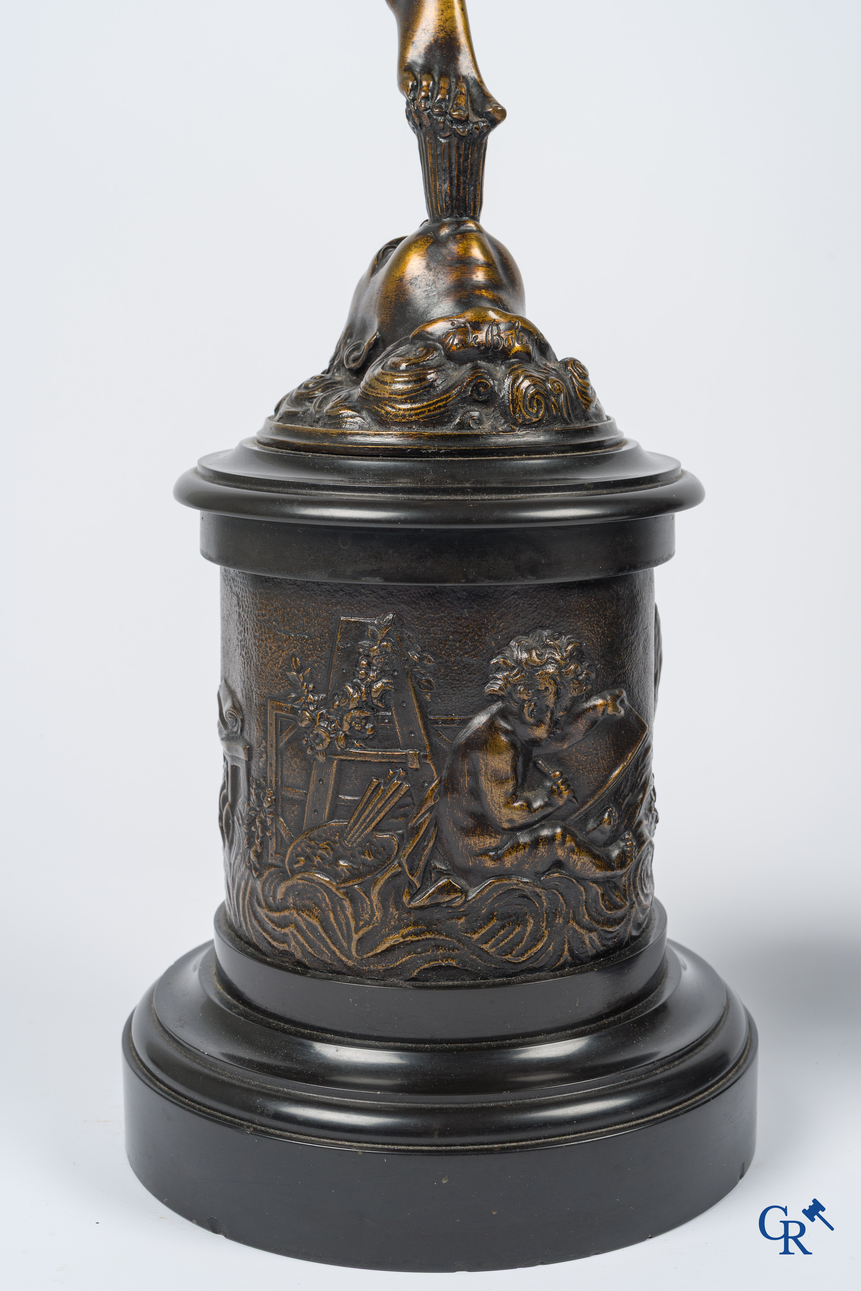 Paire d'importantes statues à l'antique en bronze d'après un modèle de Jean De Bologne.