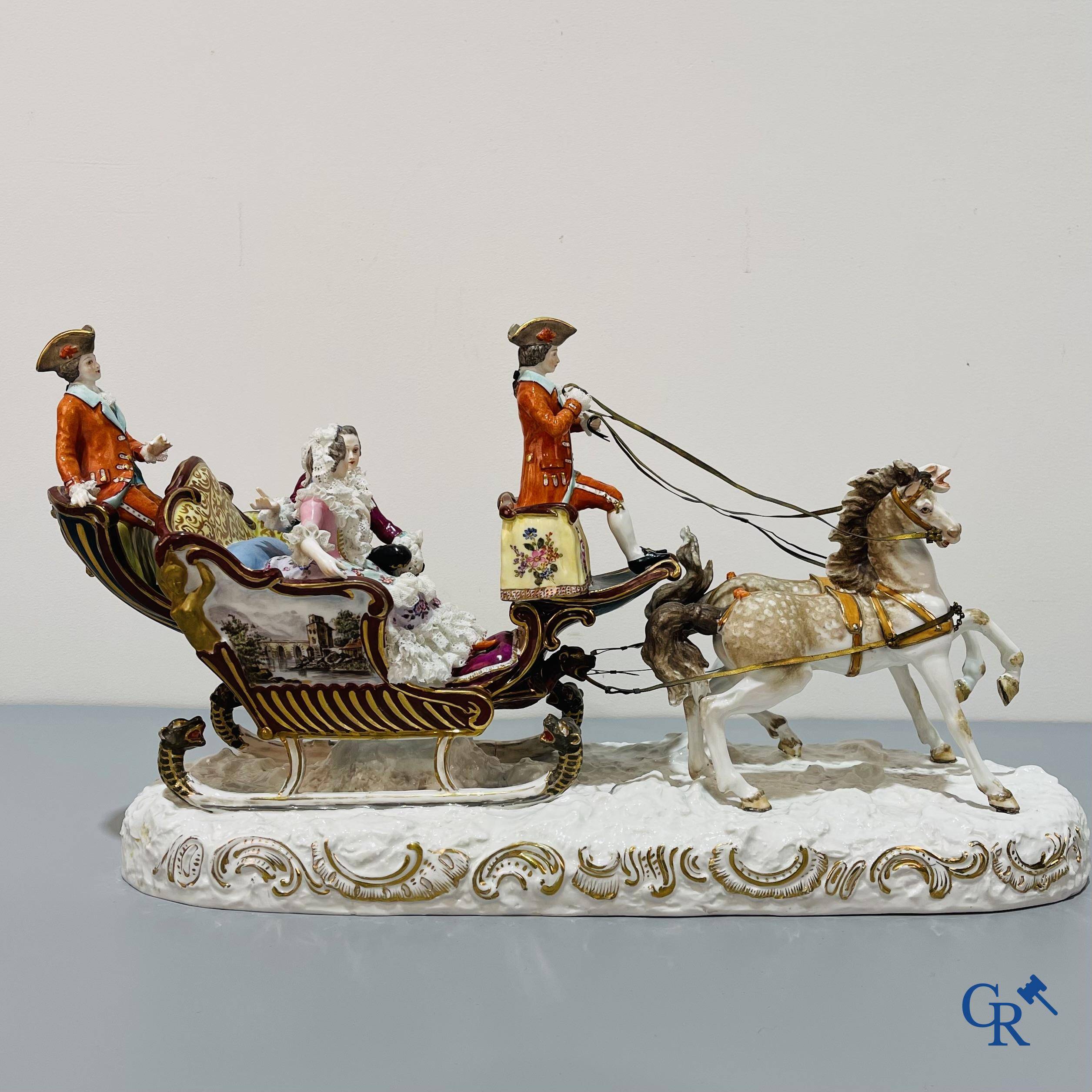 Europees porselein, in de stijl van Volkstedt Rudolstadt, grote paardenslee met personages in lace porcelain.