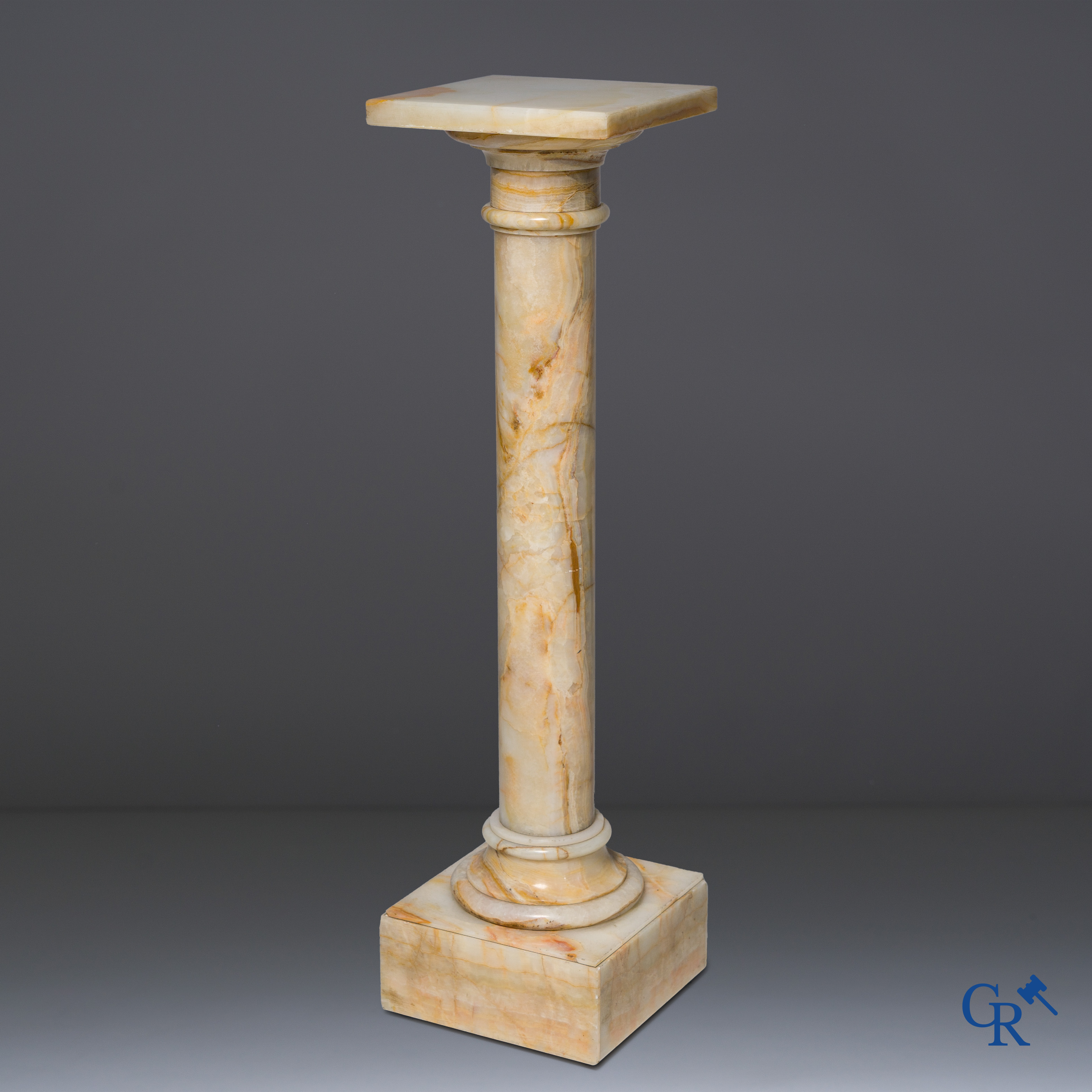 A column with turntable in onyx. Circa 1920.