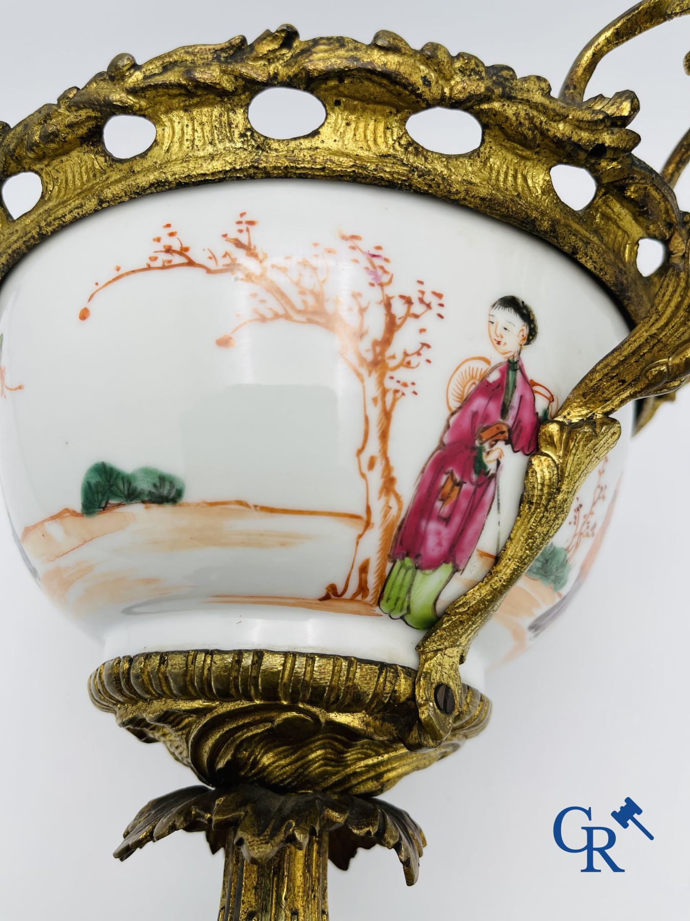 Porcelaine chinoise : Un bol en porcelaine de Chine d'exportation 18ème monté dans une monture en bronze doré.