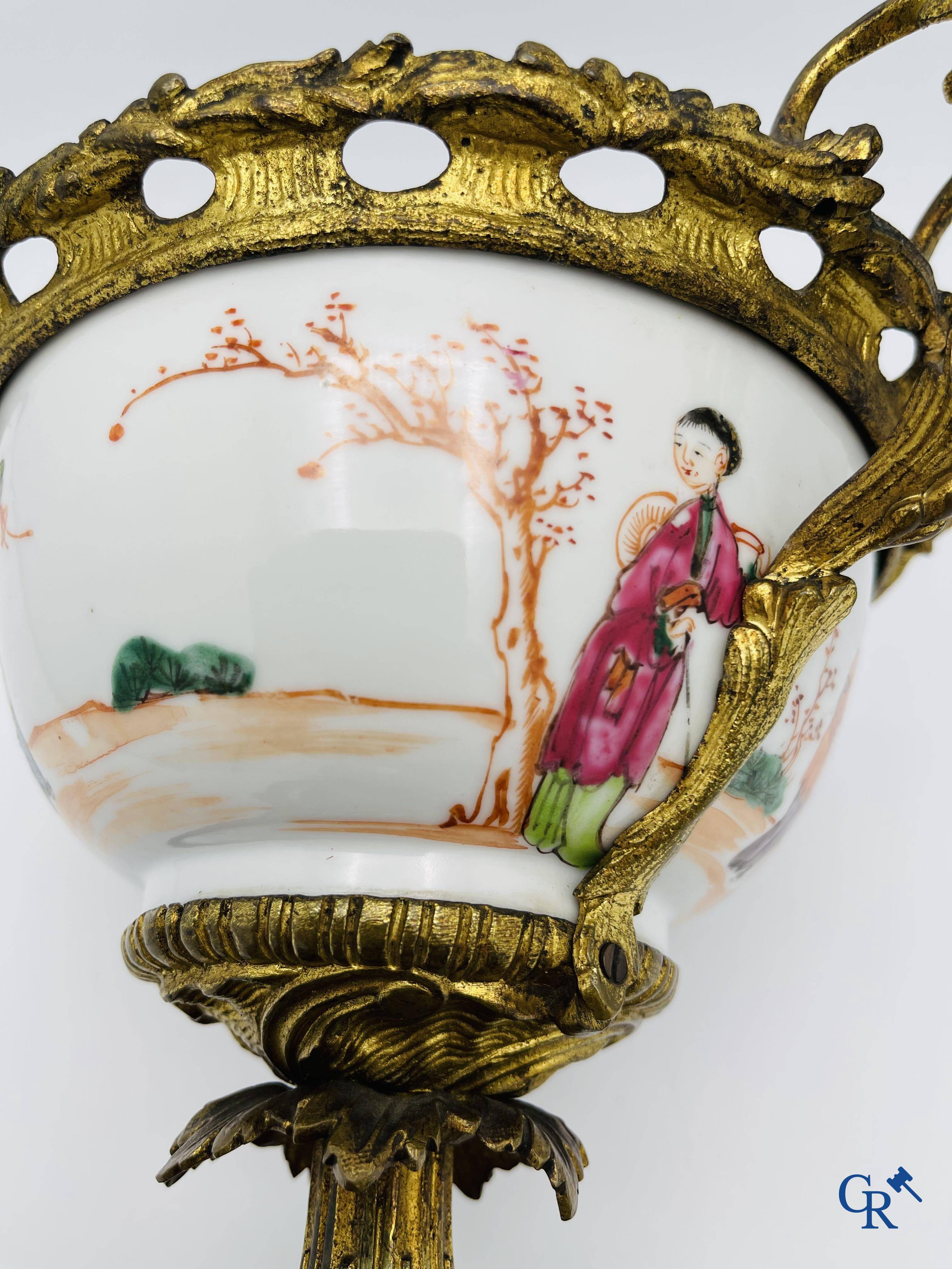 Porcelaine chinoise : Un bol en porcelaine de Chine d'exportation 18ème monté dans une monture en bronze doré.