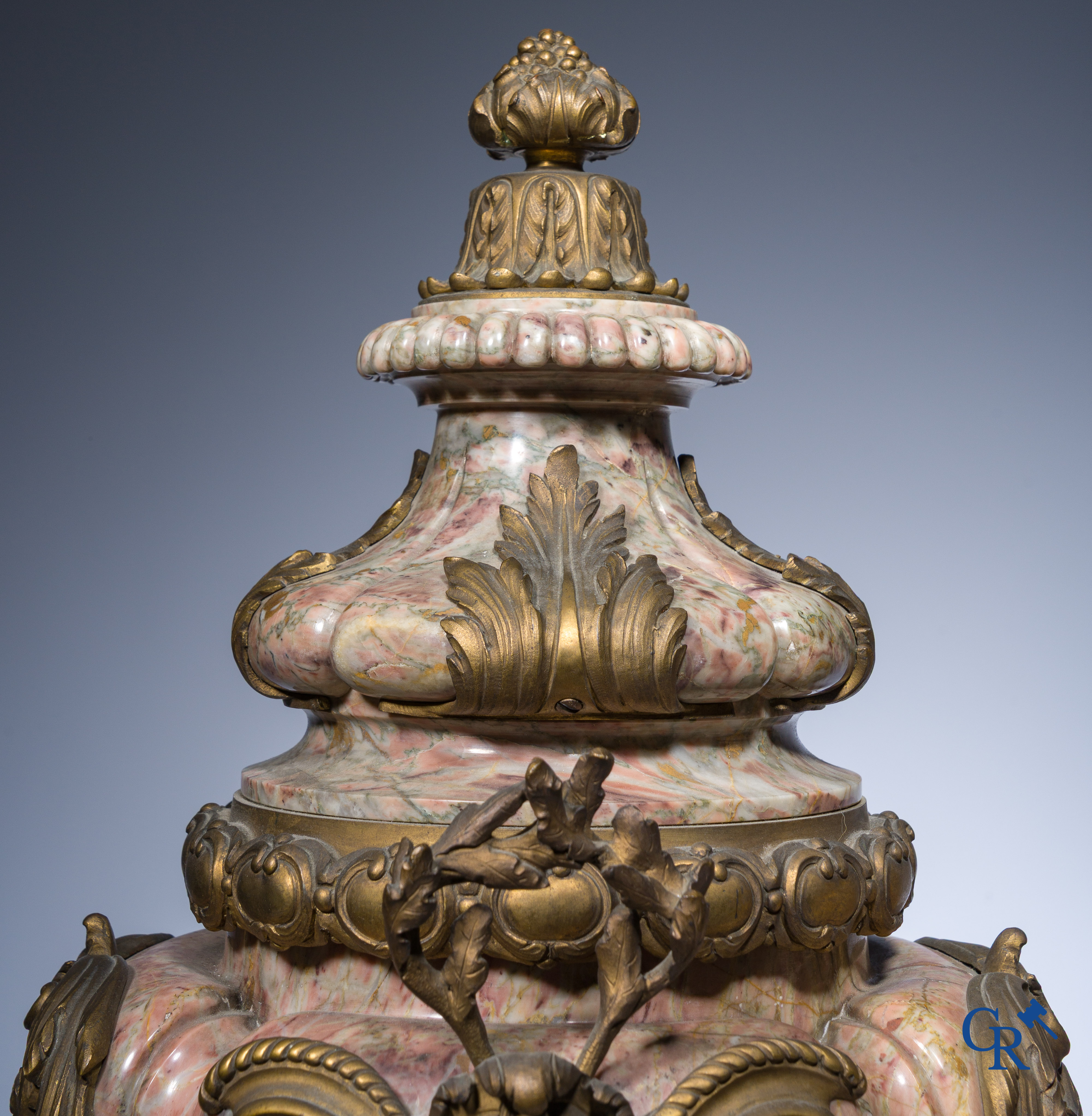 Uitzonderlijk paar cassolettes in fijn gesculpteerde marmer met bronzen monturen. LXVI-Stijl.