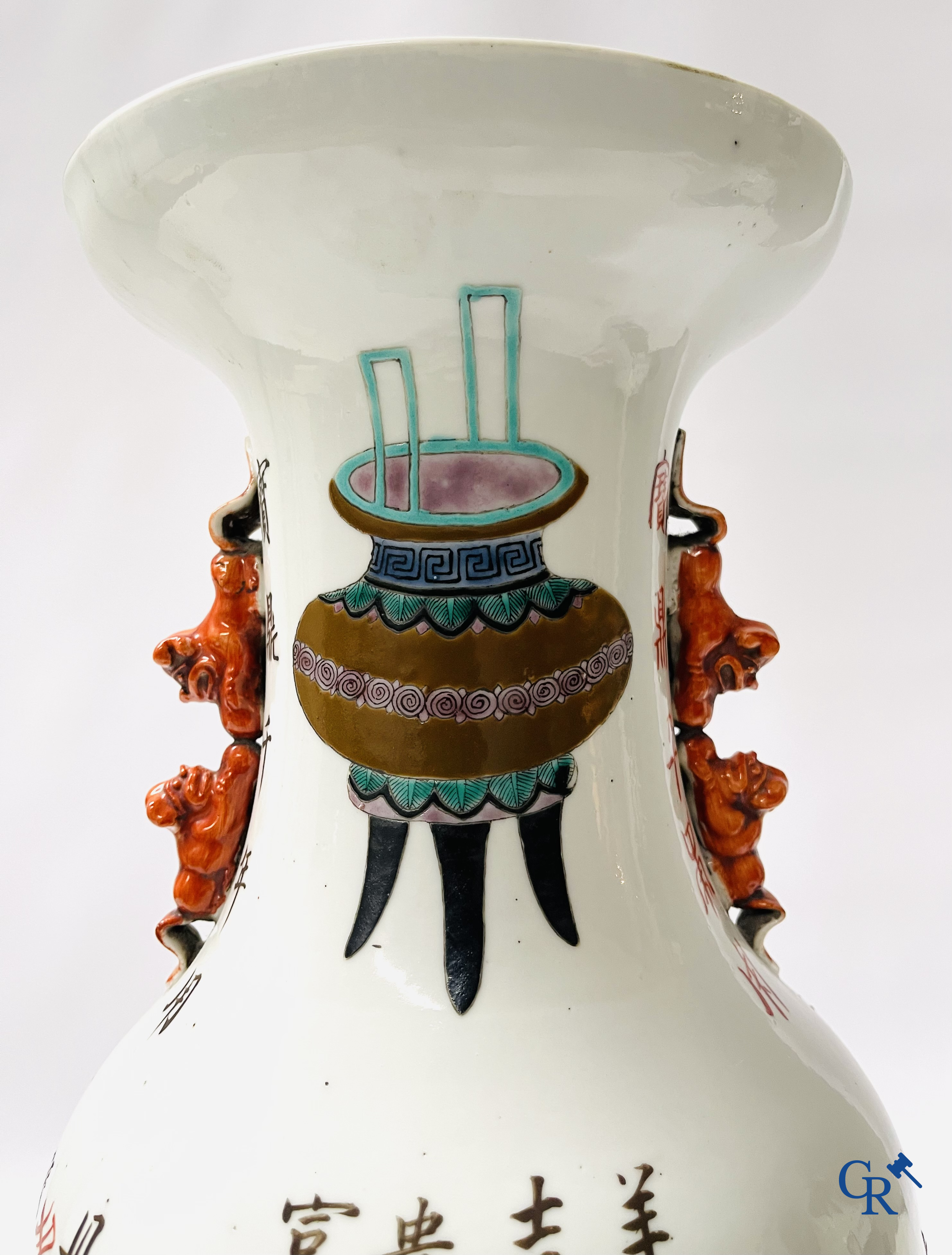 Aziatica, 2 Chinese famille rose vazen gedecoreerd met antiquiteiten en een kalligrafische tekst. 19e eeuw.