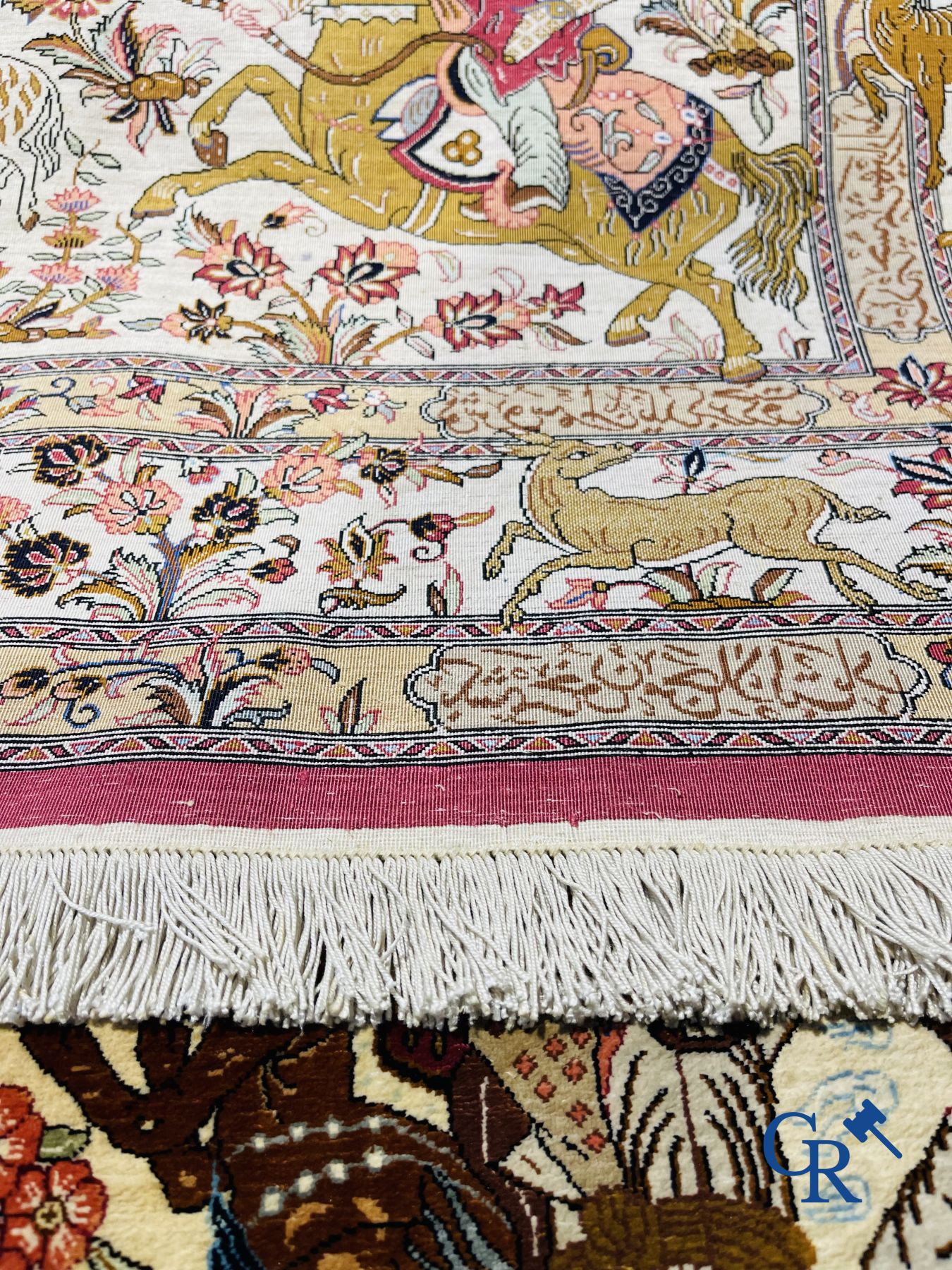 Tapis: Iran, Ghoum. Tapis persan signé en soie avec un décor de chasse.