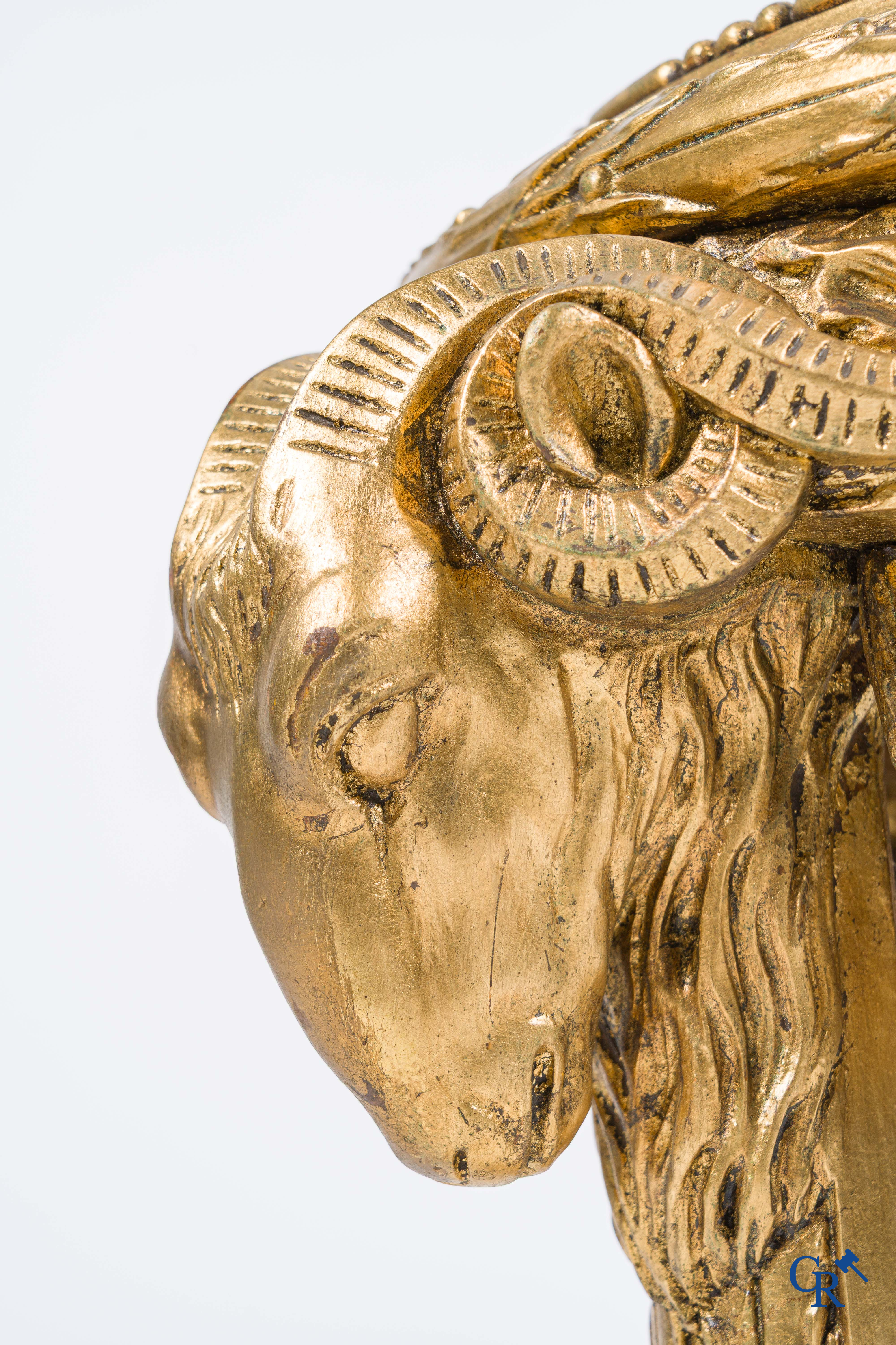 Un grand piédestal en bois sculpté et doré avec des têtes de bélier et guirlandes. Style LXVI, vers 1900.