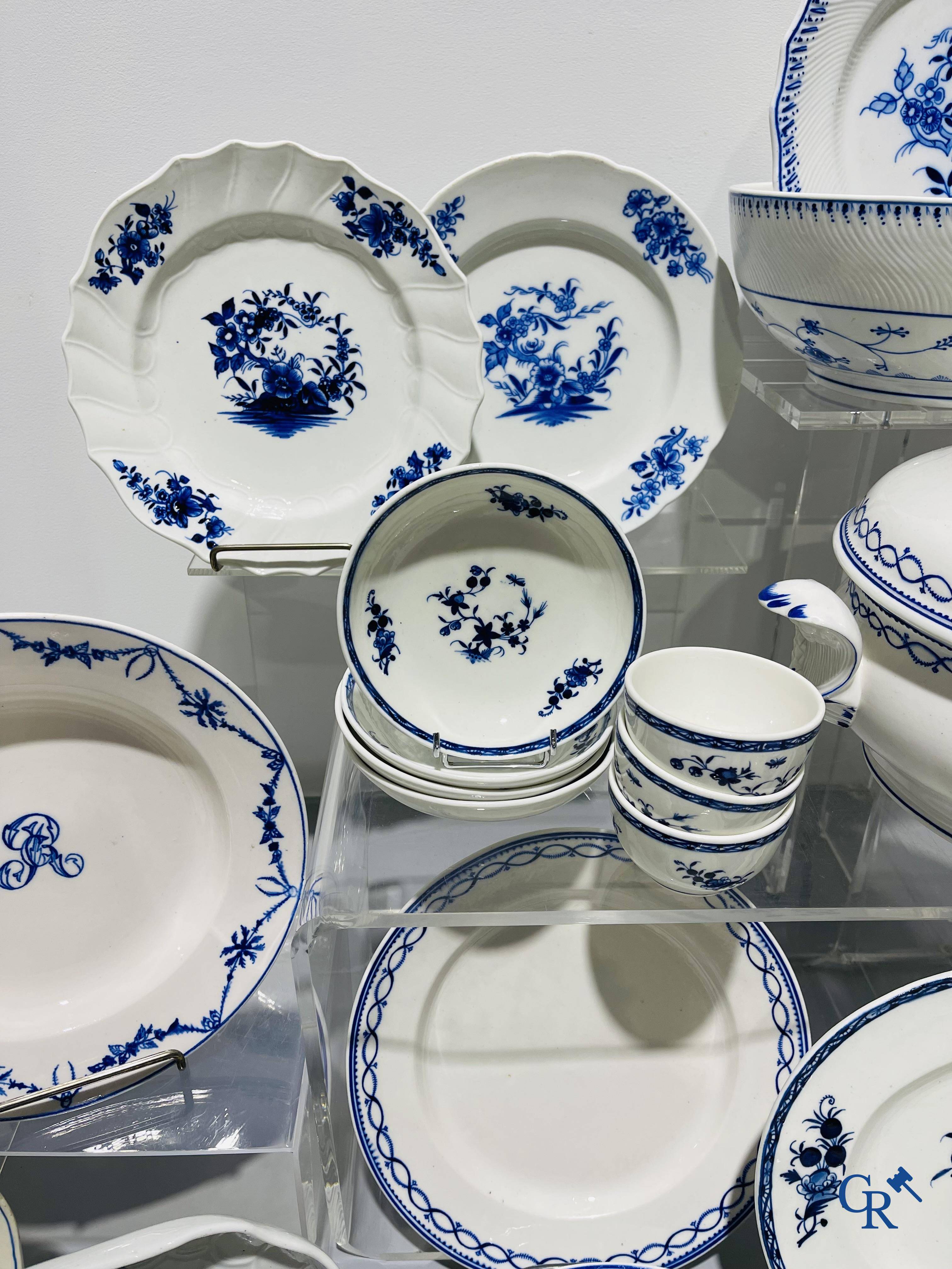 Europees porselein, Doornik. Een groot lot diverse stukken blauw wit porselein en faience. 18e - 19e eeuw.