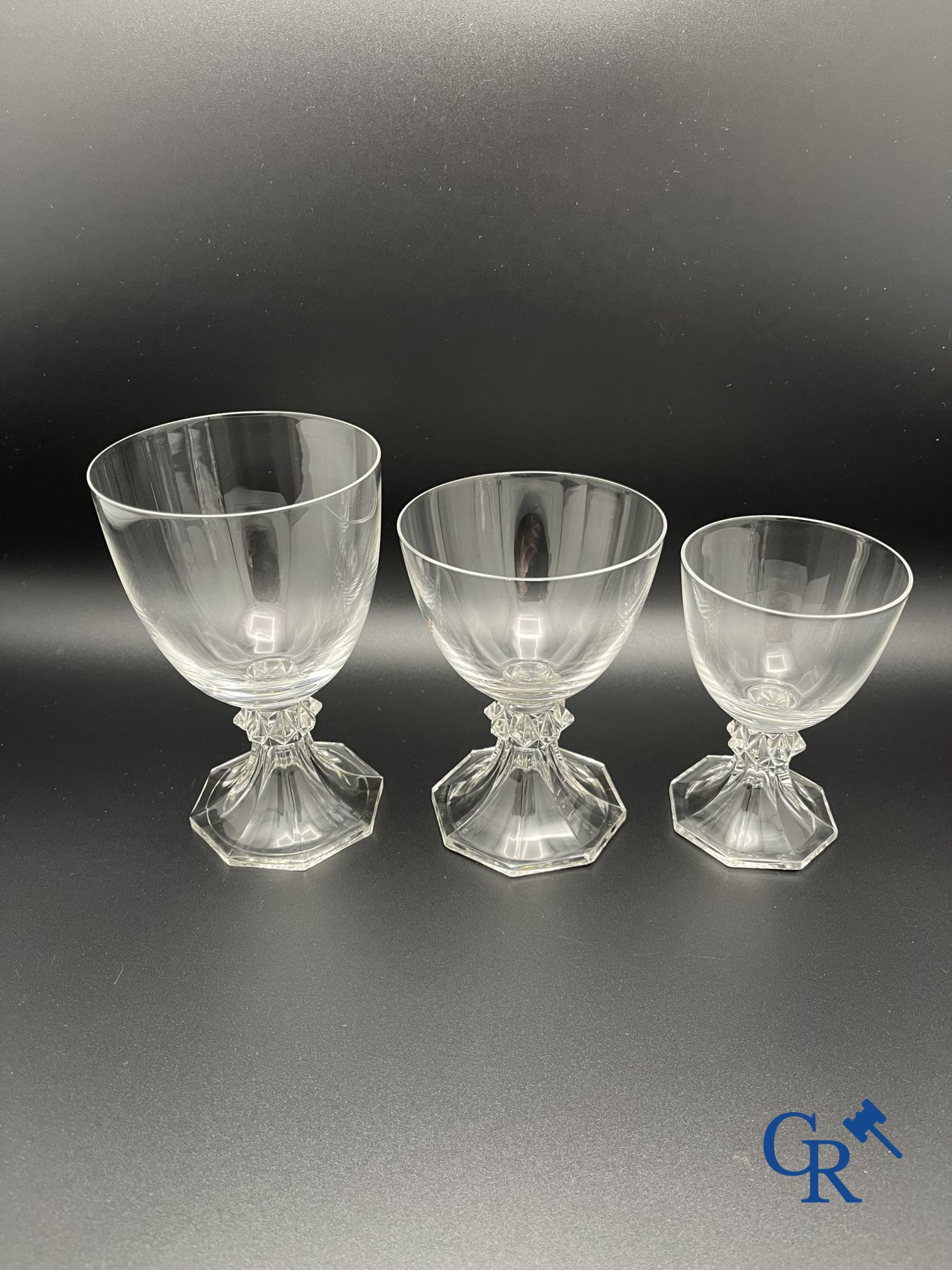 Val Saint Lambert: Une série d'environ 50 verres en cristal modele Yale.