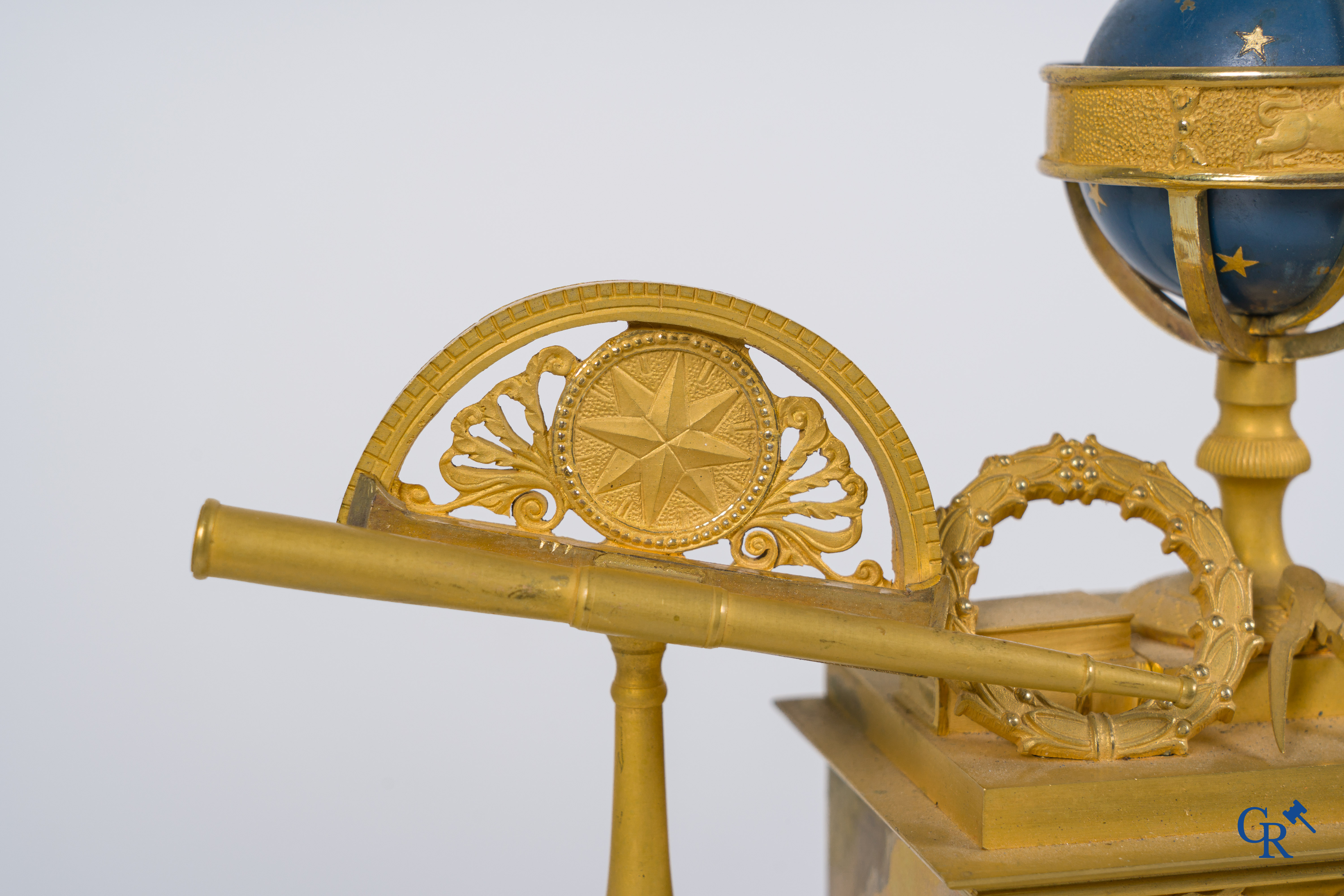 Fleschelle à Paris, richly decorated and finely chiseled clock. Restoration period. 1st half 19th century.