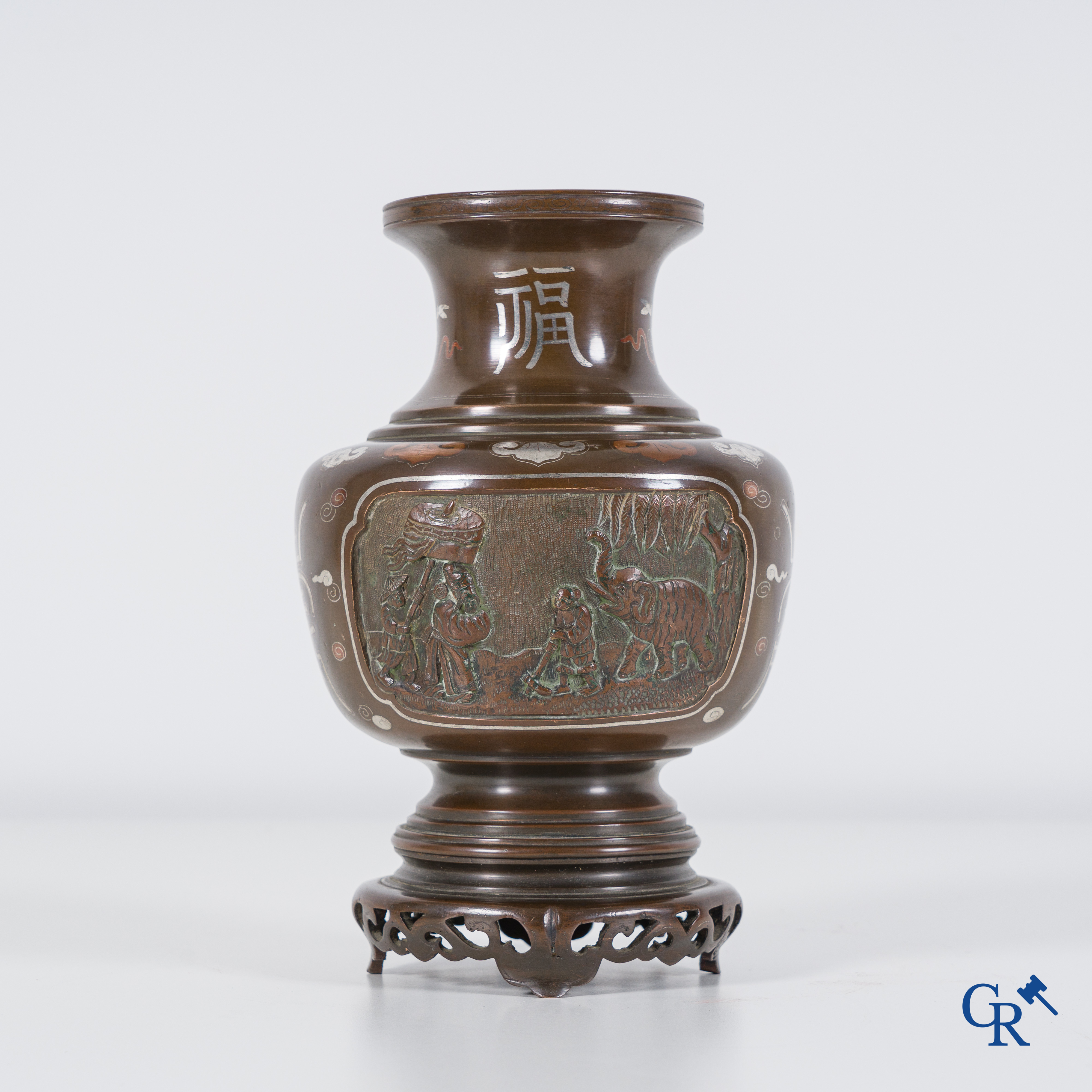 Art Asiatique: Un vase chinois en bronze pour le marché Vietnamien incrusté de cuivre et d'argent avec un décor en relief. 19ème siècle.